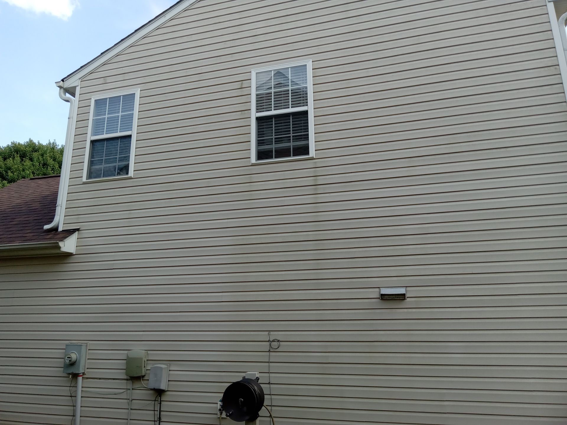 pressure washing company cleaning the vinyl siding of a residential house in kernersville nc