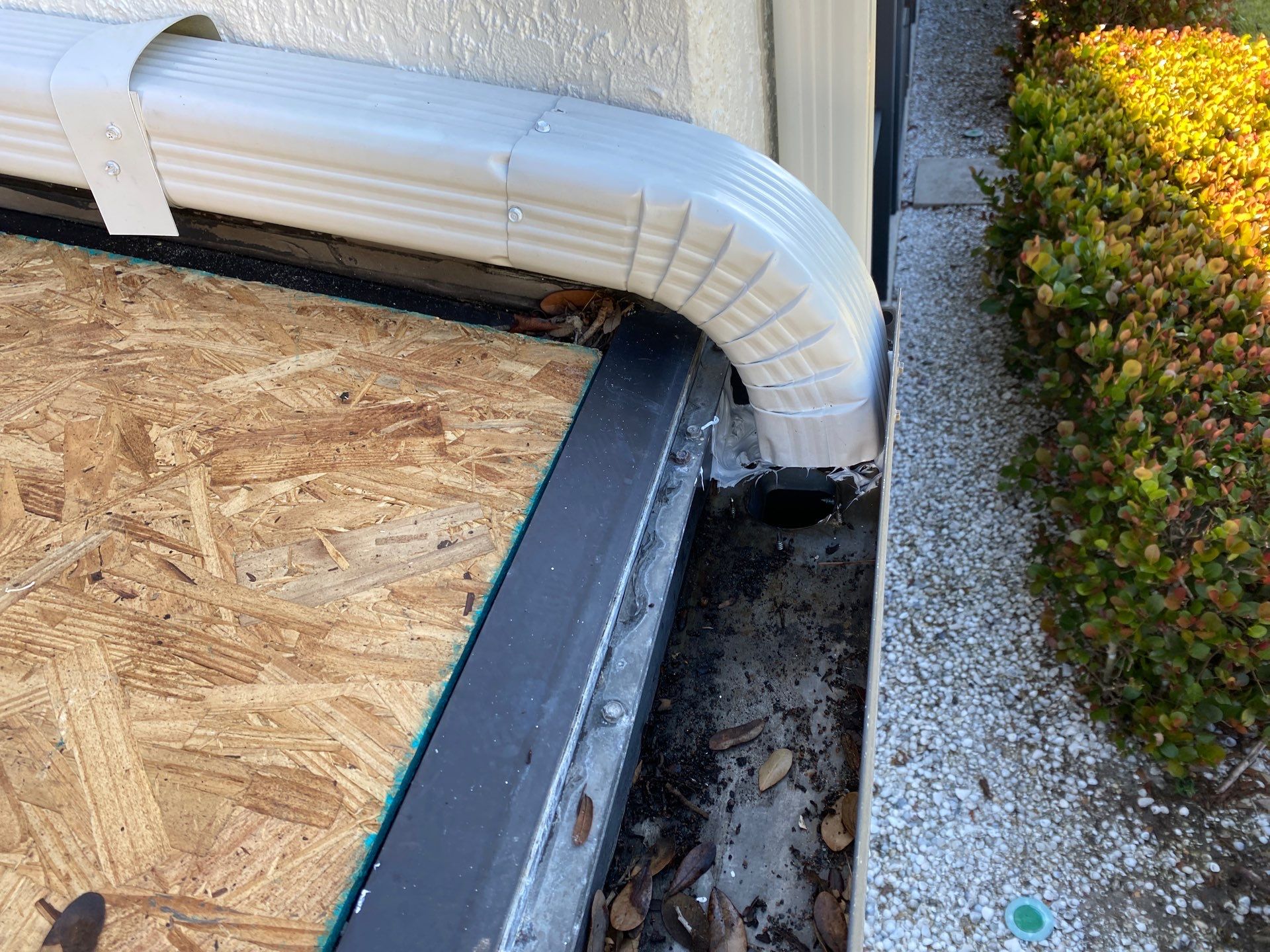 Gutter cleaning all buildings are the same for 6 units in Fort Myers FL by Gutter Professors