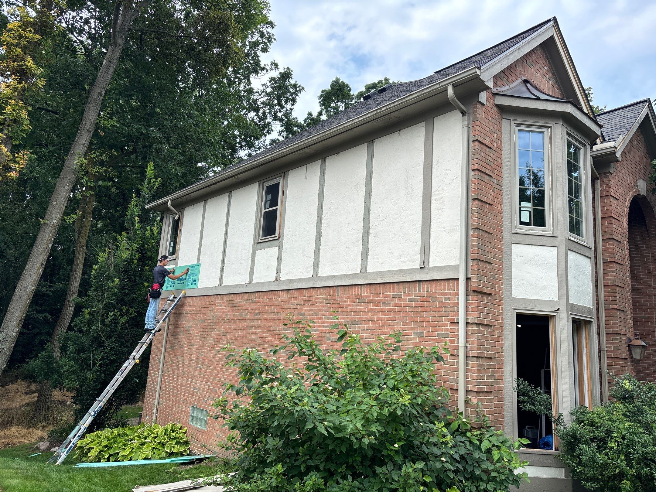 Roof Replacement using Owens Corning Peppercorn and Siding Replacement using Ascend Charcoal Smoke by 180 Contractors