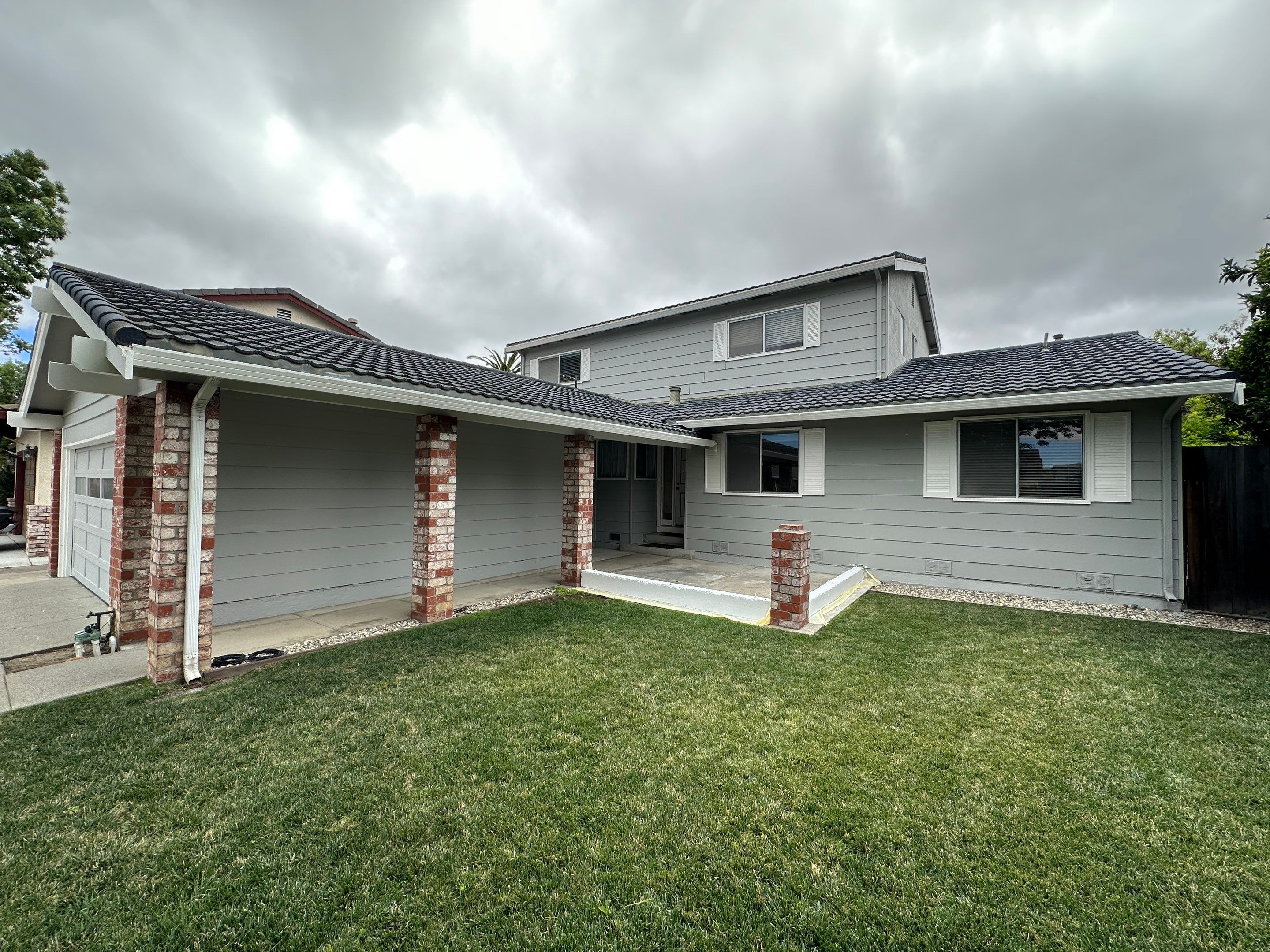 The classy gray house  by Herrera’s Bay Area Painting inc.