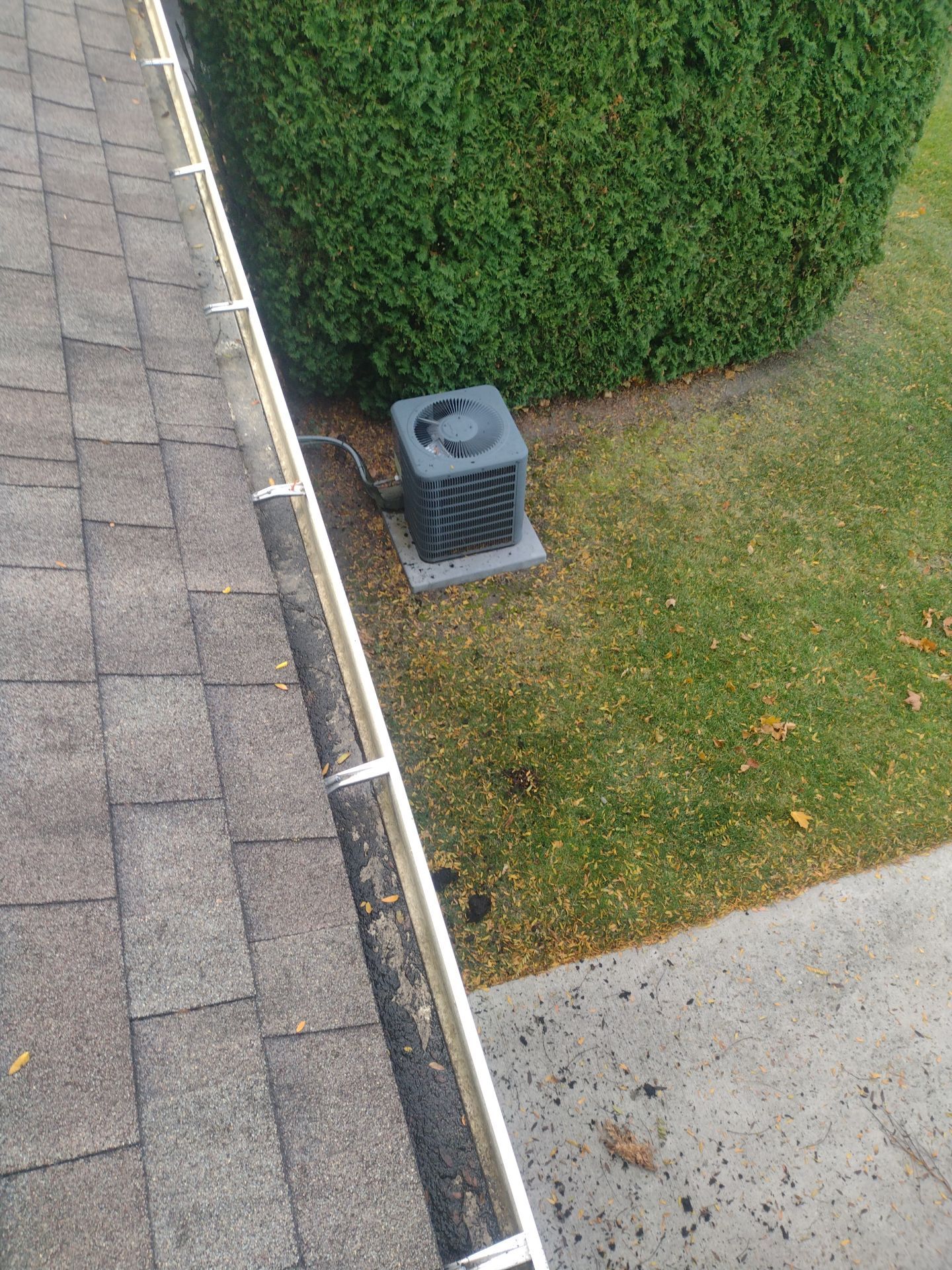 Commercial gutter cleaning Michigan after photo with clean gutters
