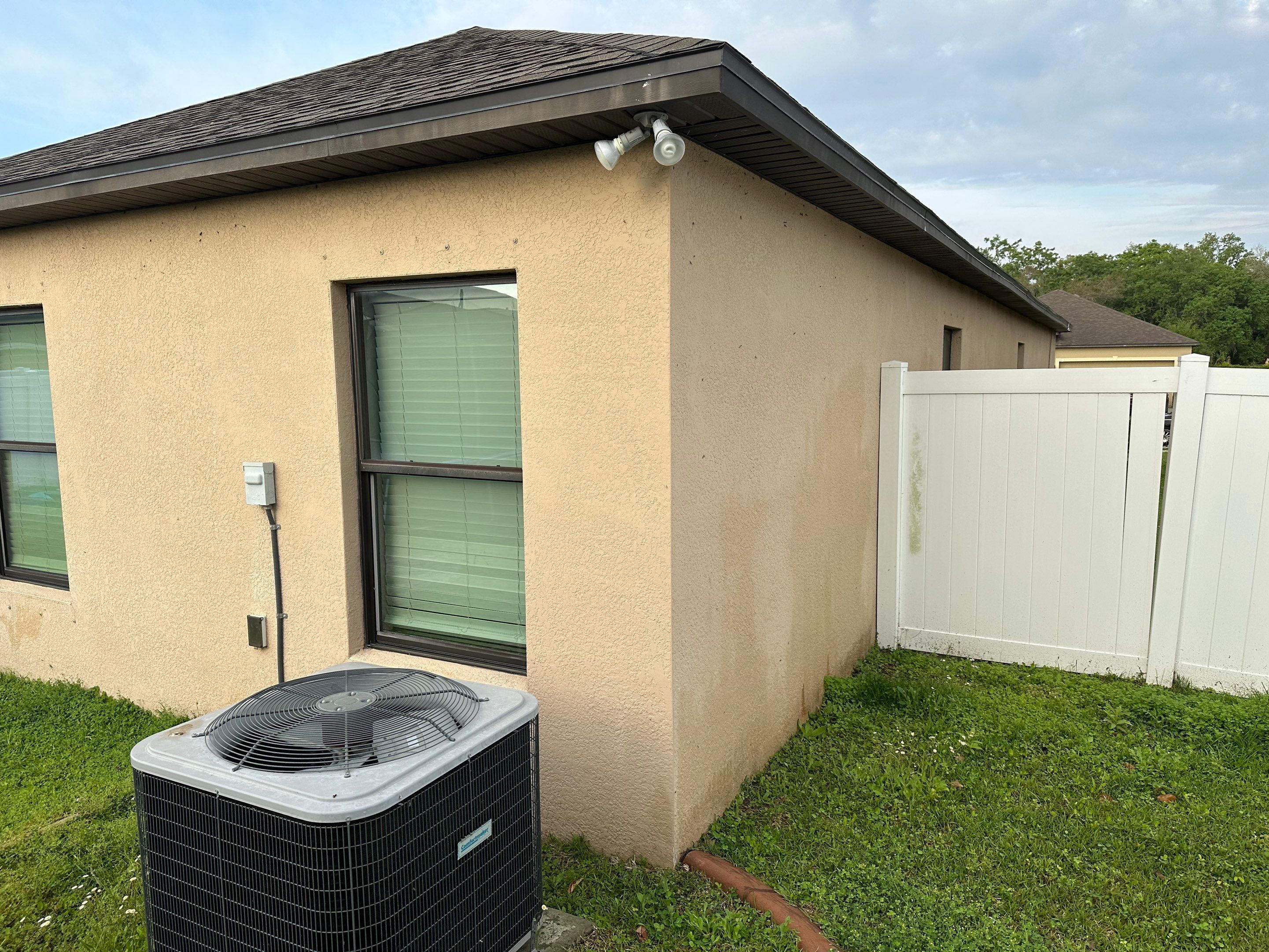 House Wash & Driveway Cleaning in Palmetto Estates Community, Palmetto, FL by Sunshine AquaWash