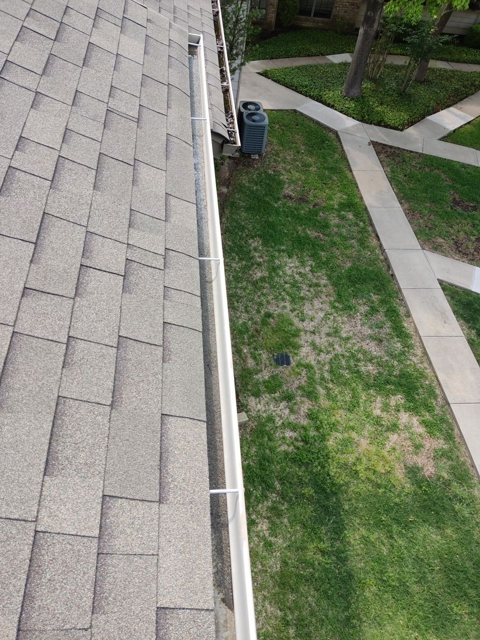 HOA gutter cleaning after photo.