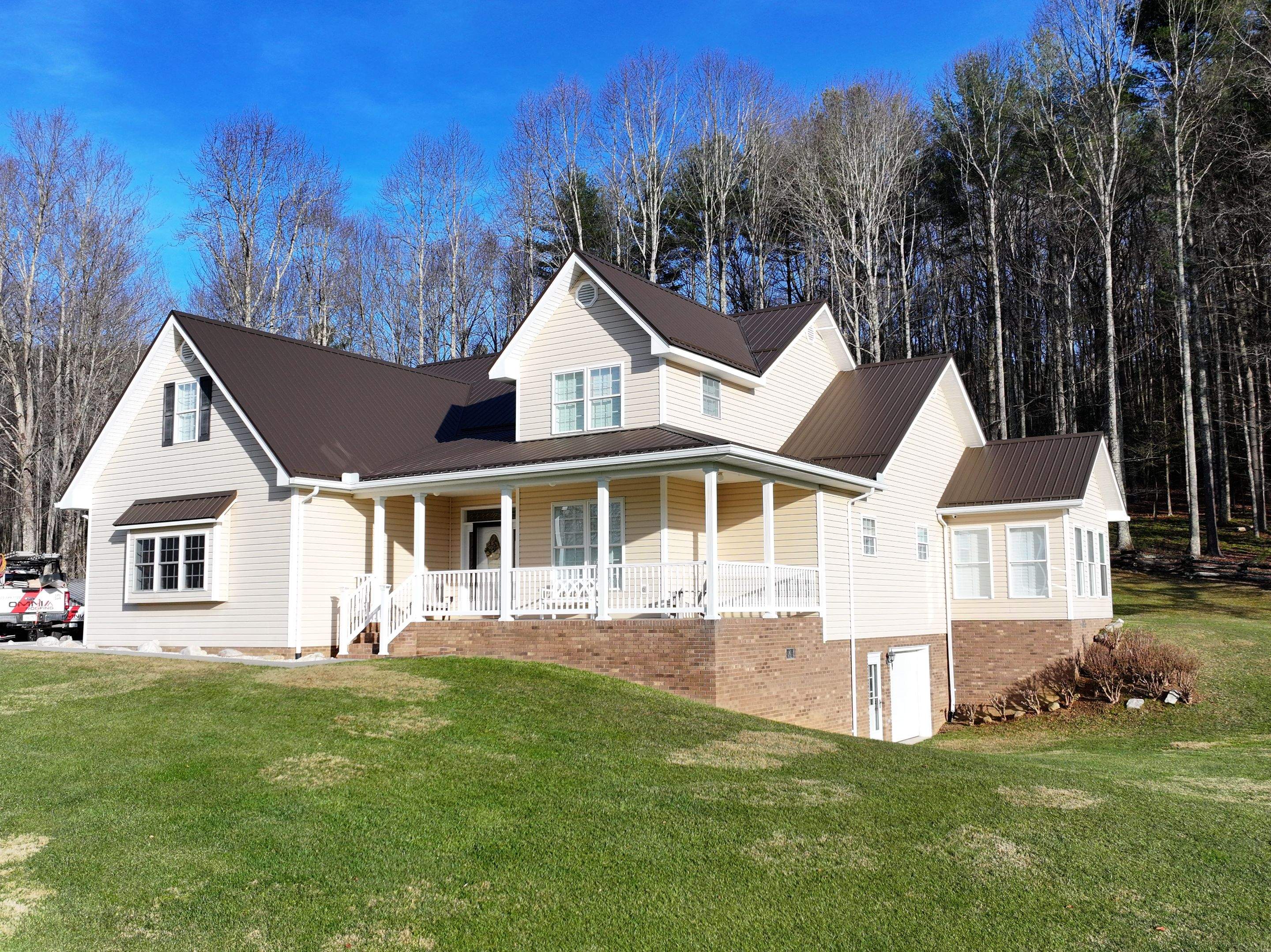 Sludder Residence  by Omnia Roofing