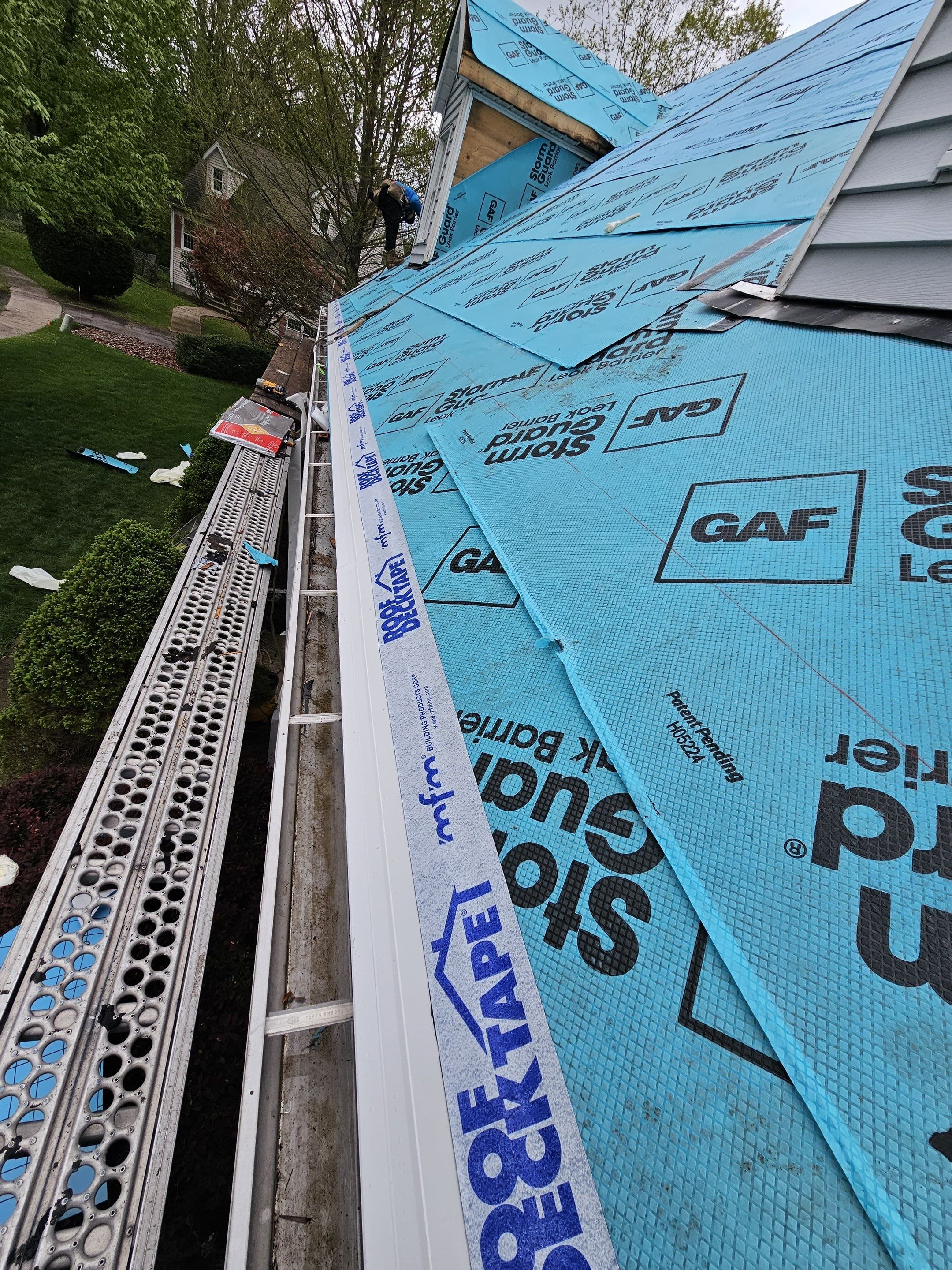 Gorgeous newly shingled home gets the DiGiorgi touch! by DiGiorgi Roofing and Siding Inc