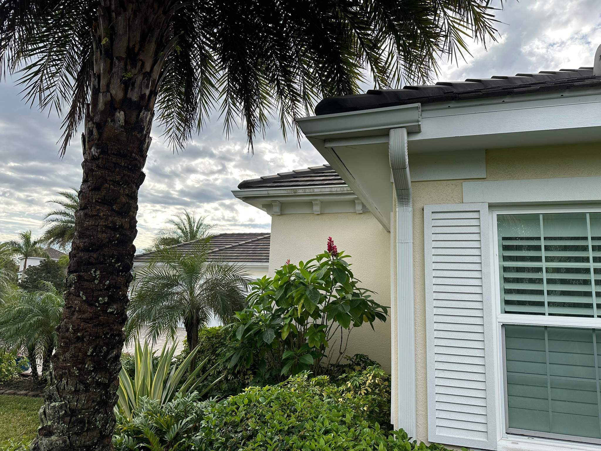House Wash & Pool Screen Enclosure Cleaning in Winding River Community, Bradenton, FL | Sunshine AquaWash by Sunshine AquaWash