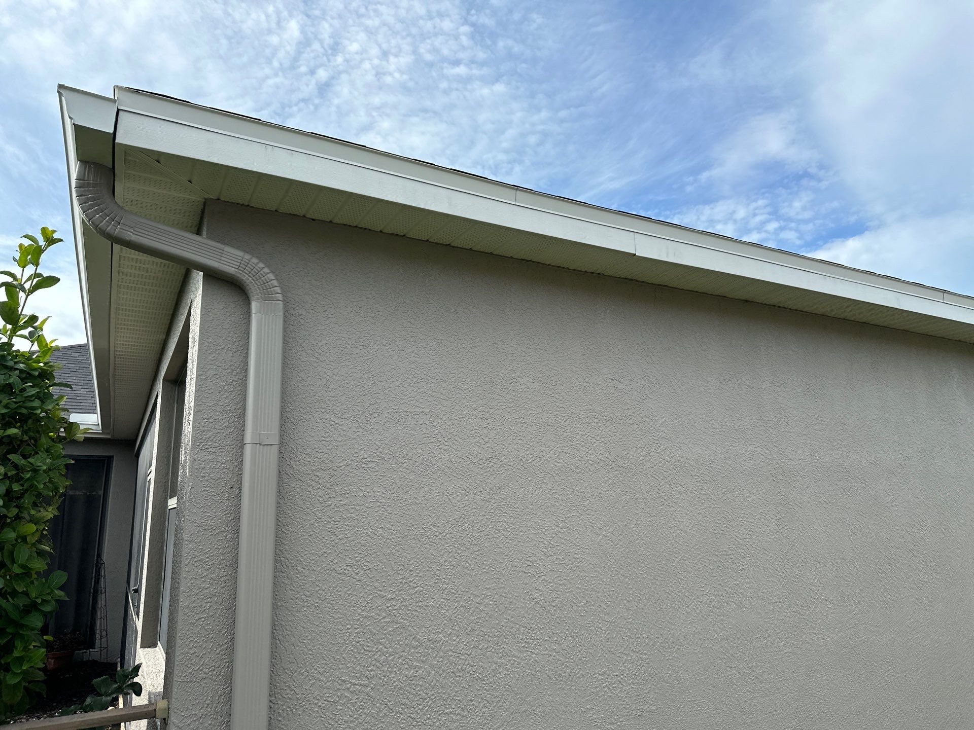 House Wash, Lanai Cleaning, and Driveway Cleaning by Sunshine AquaWash