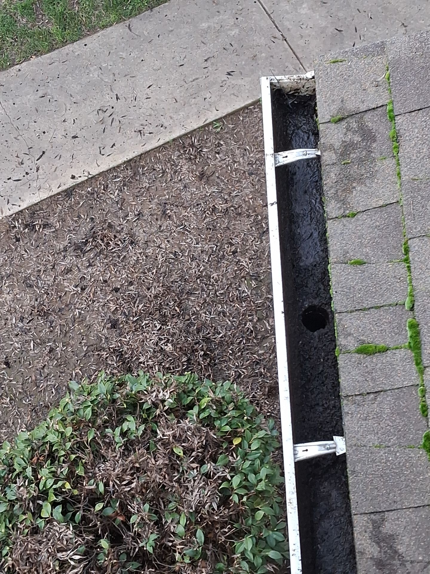 Commercial gutter cleaning Visalia, CA after photo with clean gutters