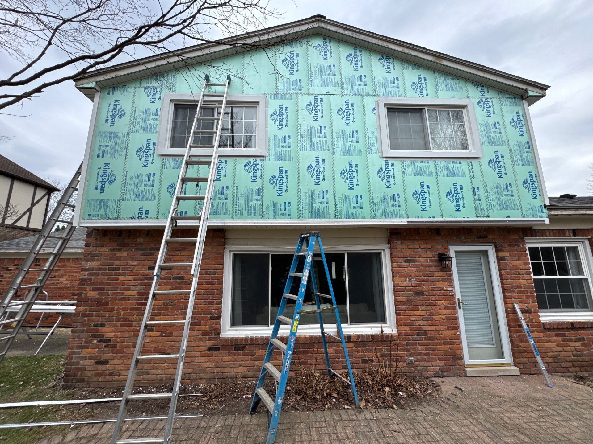 Siding Replacement using Alside Charcoal Smoke and Roof Replacement using Owens Corning Peppercorn by 180 Contractors