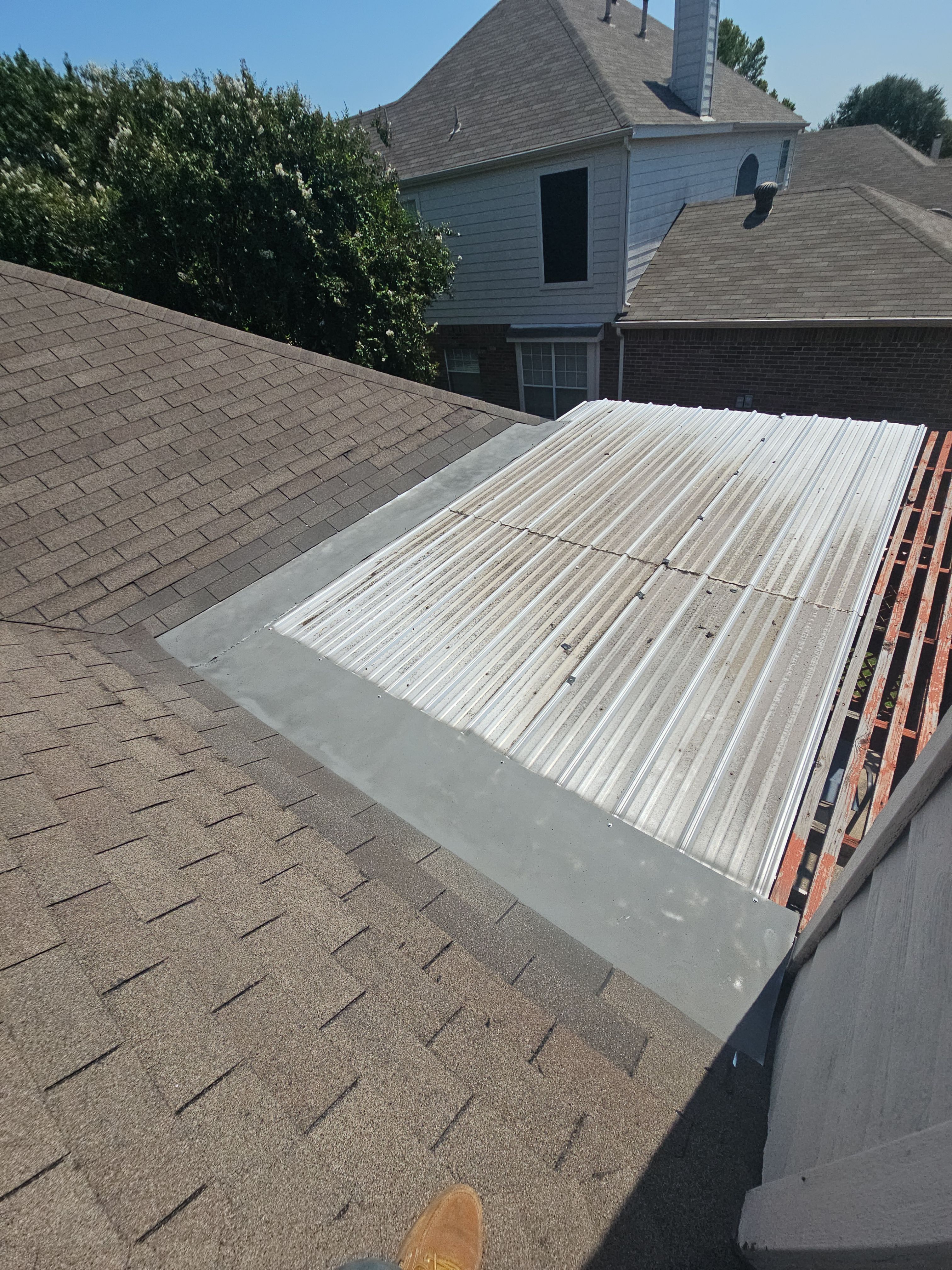 Reparación de Filtración y Flashing en Frisco, TX by road roofing llc