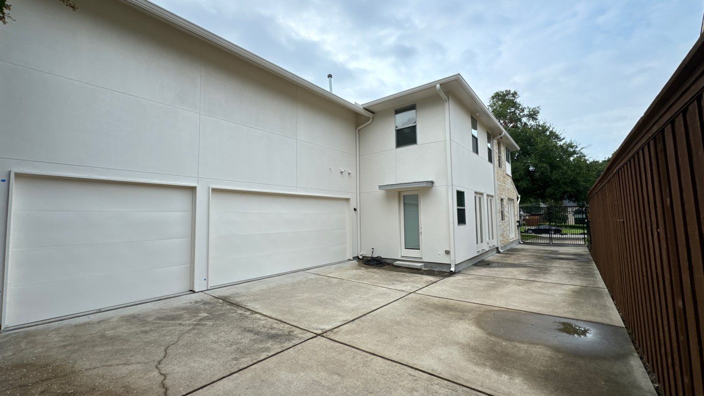 Exterior Painting: Trim & Stucco by Nomad Painting