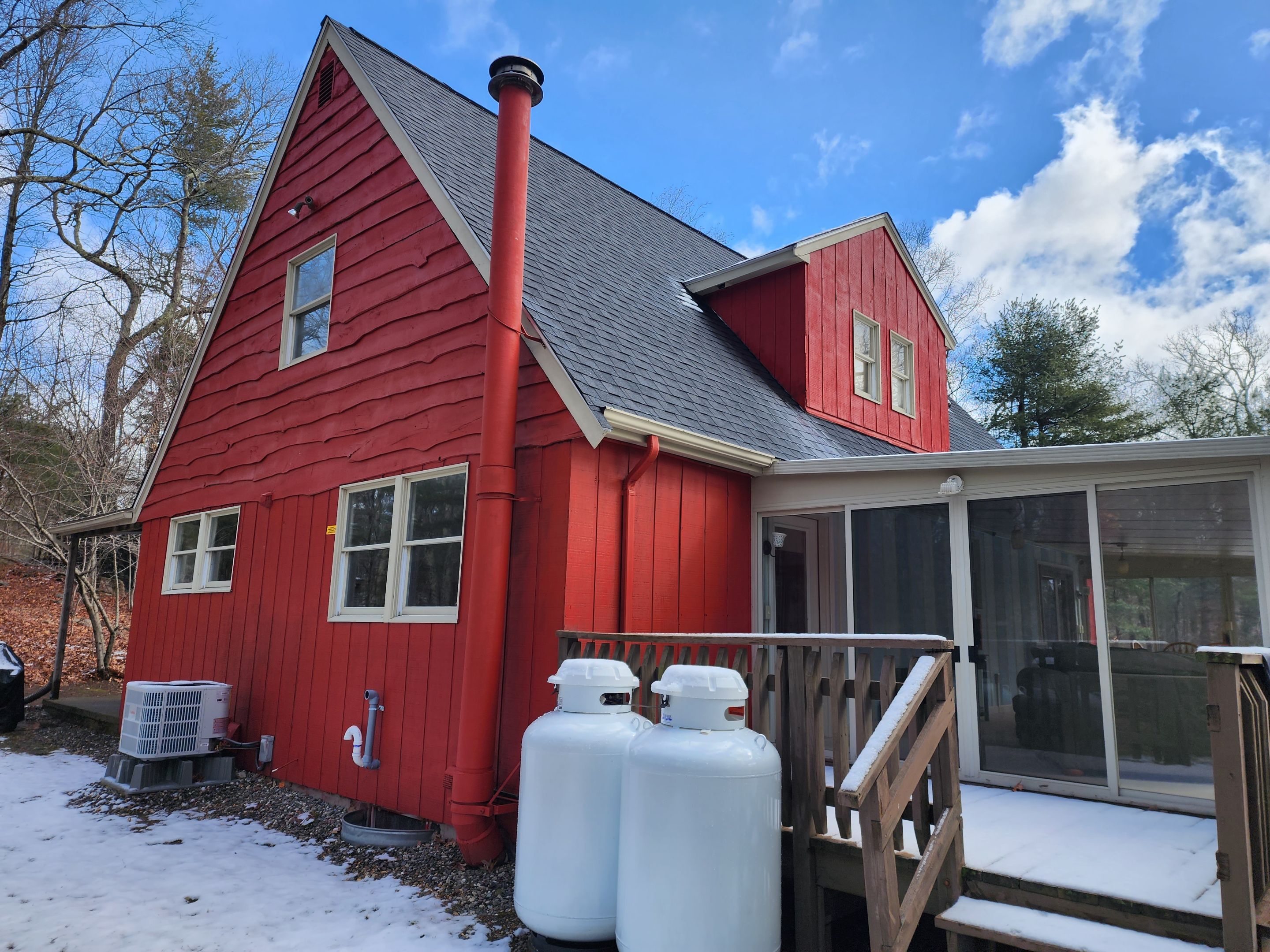 Vinyl siding with beige trim in Upton, MA by UBrothers Construction