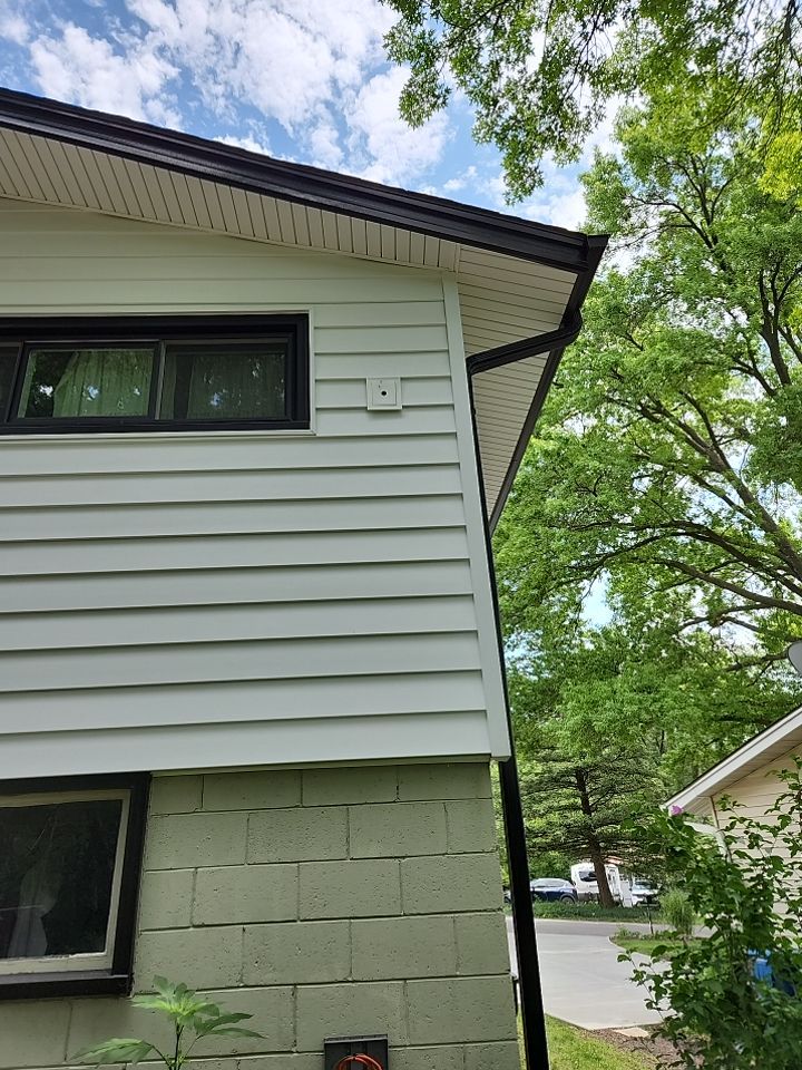 White Craneboard Siding and Heartland Window Installation in Parkville by EEC Windows, Siding & Roofing