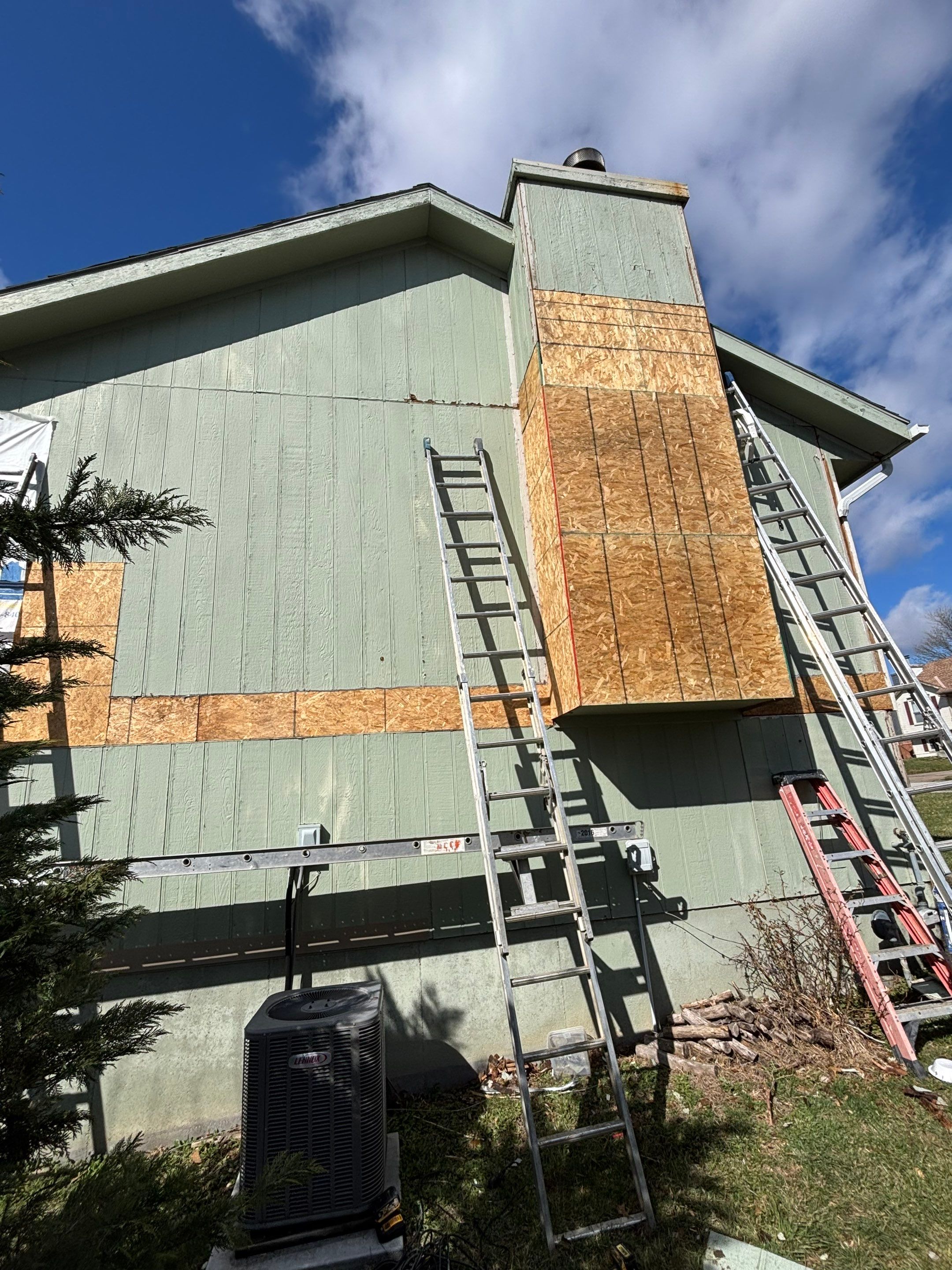 Kansas City Horizontal Vinyl Siding Installation for Split-Level Residence by EEC Windows, Siding & Roofing