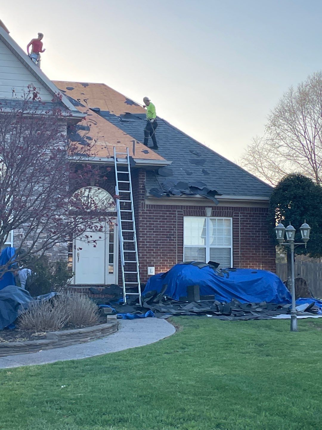Owens Corning Duration in Teak by Undersun Roofing 