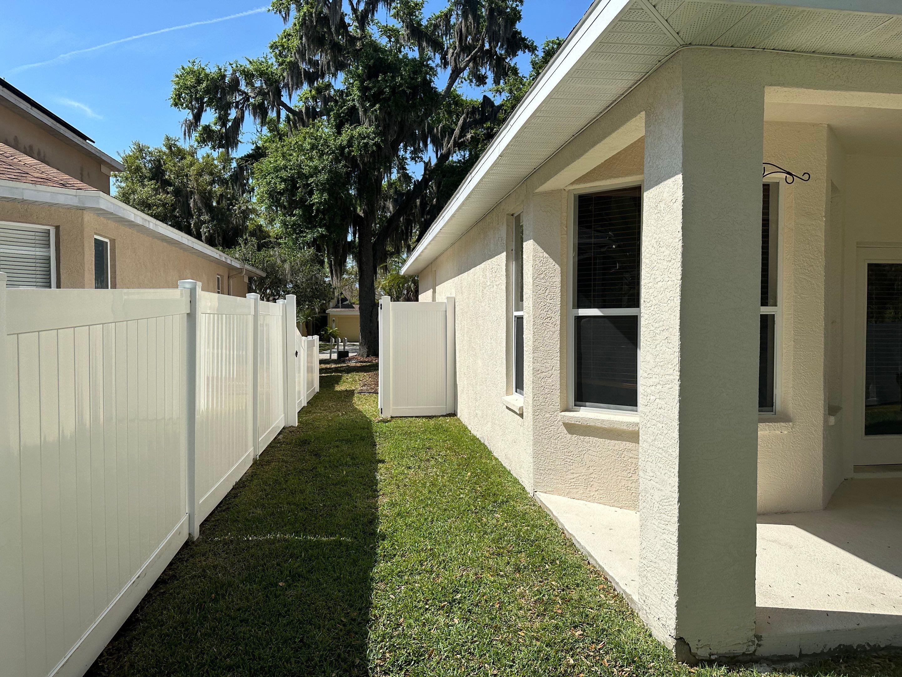 House Wash, Vinyl Fence, Patio, Driveway & Sidewalk Cleaning in Oakley Place, Ellenton, FL | Sunshine AquaWash by Sunshine AquaWash