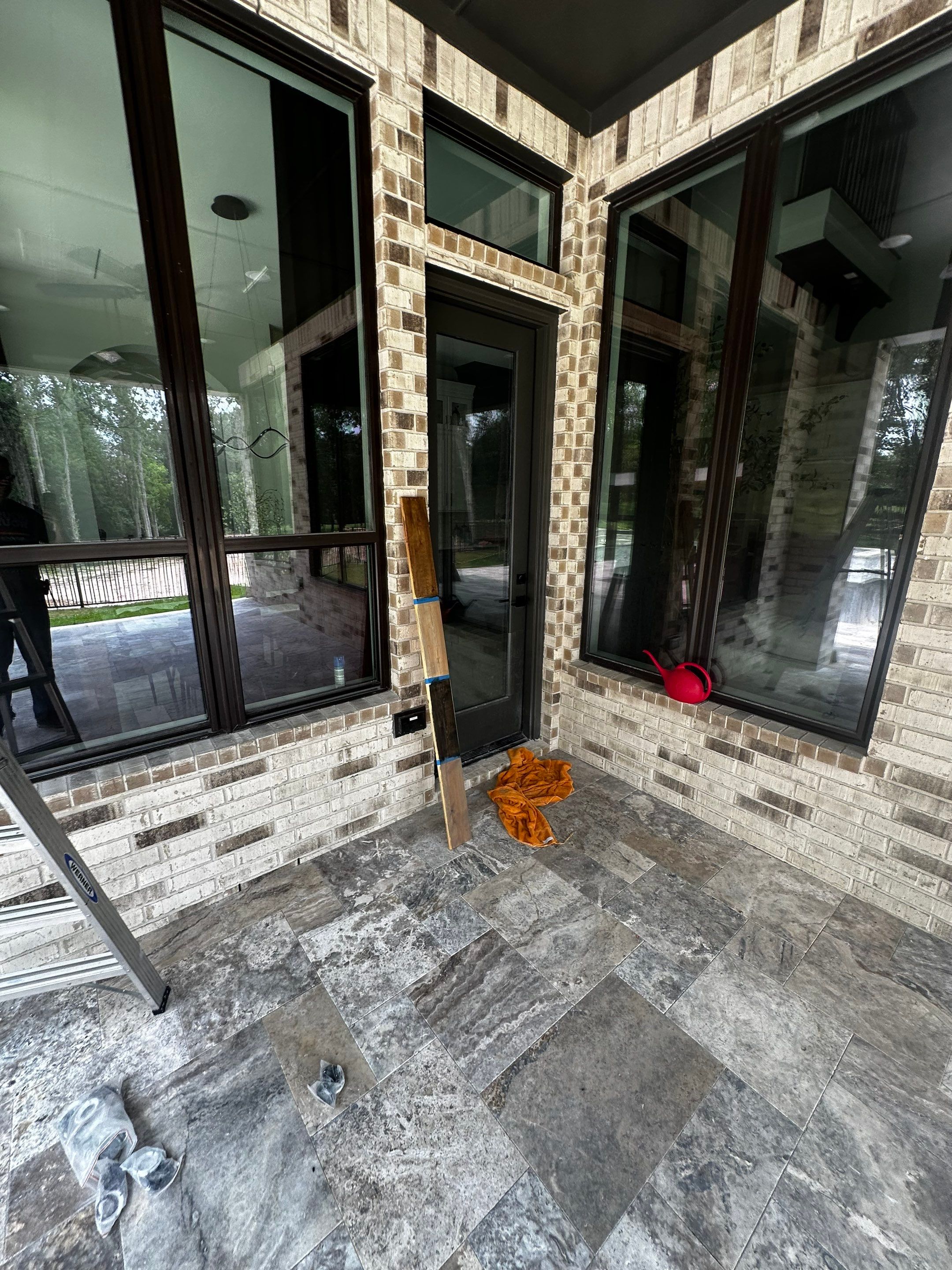 Modern Patio Cover and Kitchen in Montgomery by SophAlx LLC