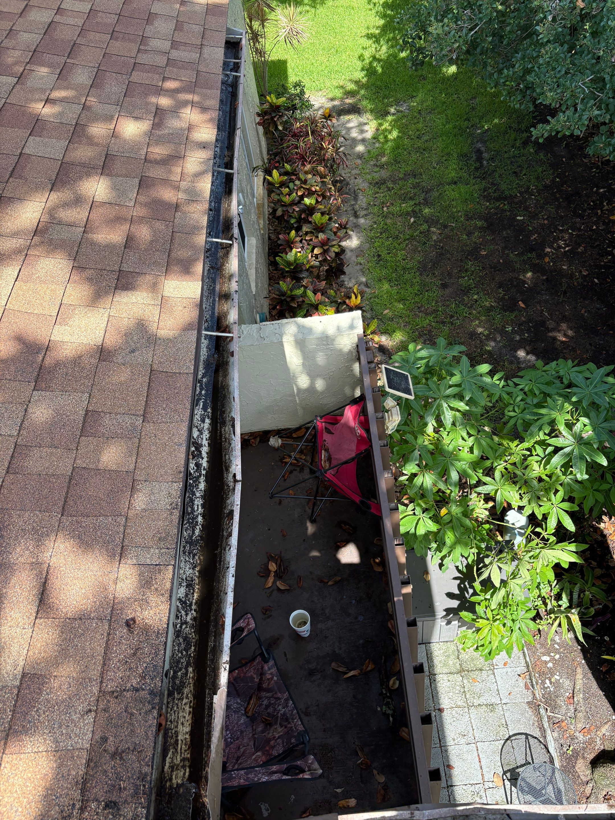 Commercial gutter cleaning Clearwater & Largo after photo with clean gutters