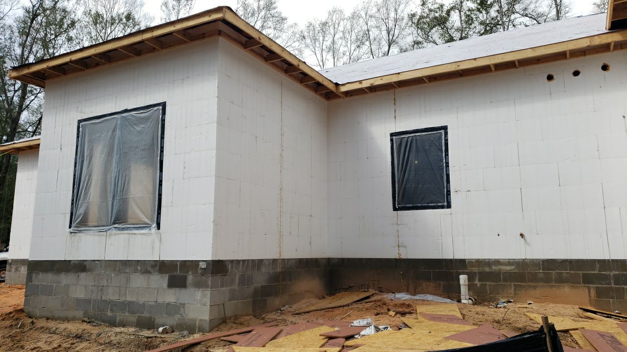 Seamless Aluminum Gutter Installation using 6 Inch Seamless Gutters in MIlton FL by Gutter Professors
