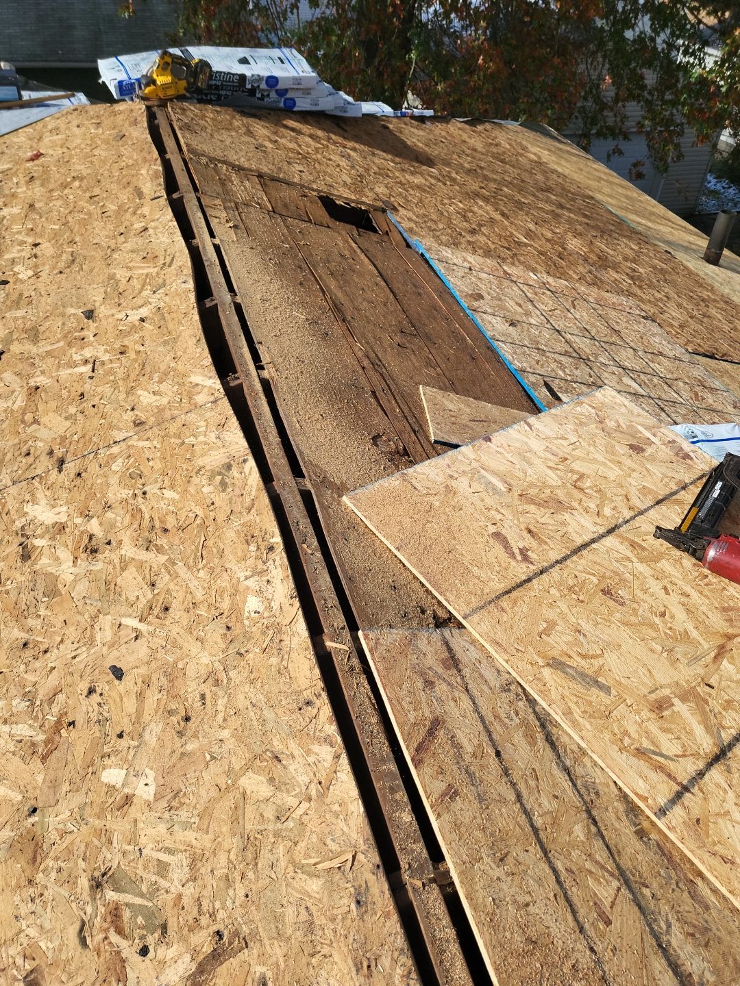 ATLAS PINNACLE COLOR: OYSTER SHELL DRIP EDGE: WHITE by Eagle Eye Roofing