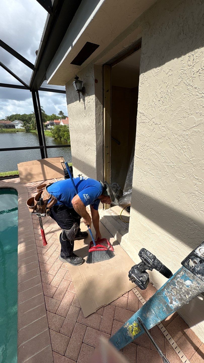 Beautiful home in Plantation:Front door and windows by ASP SuperHome