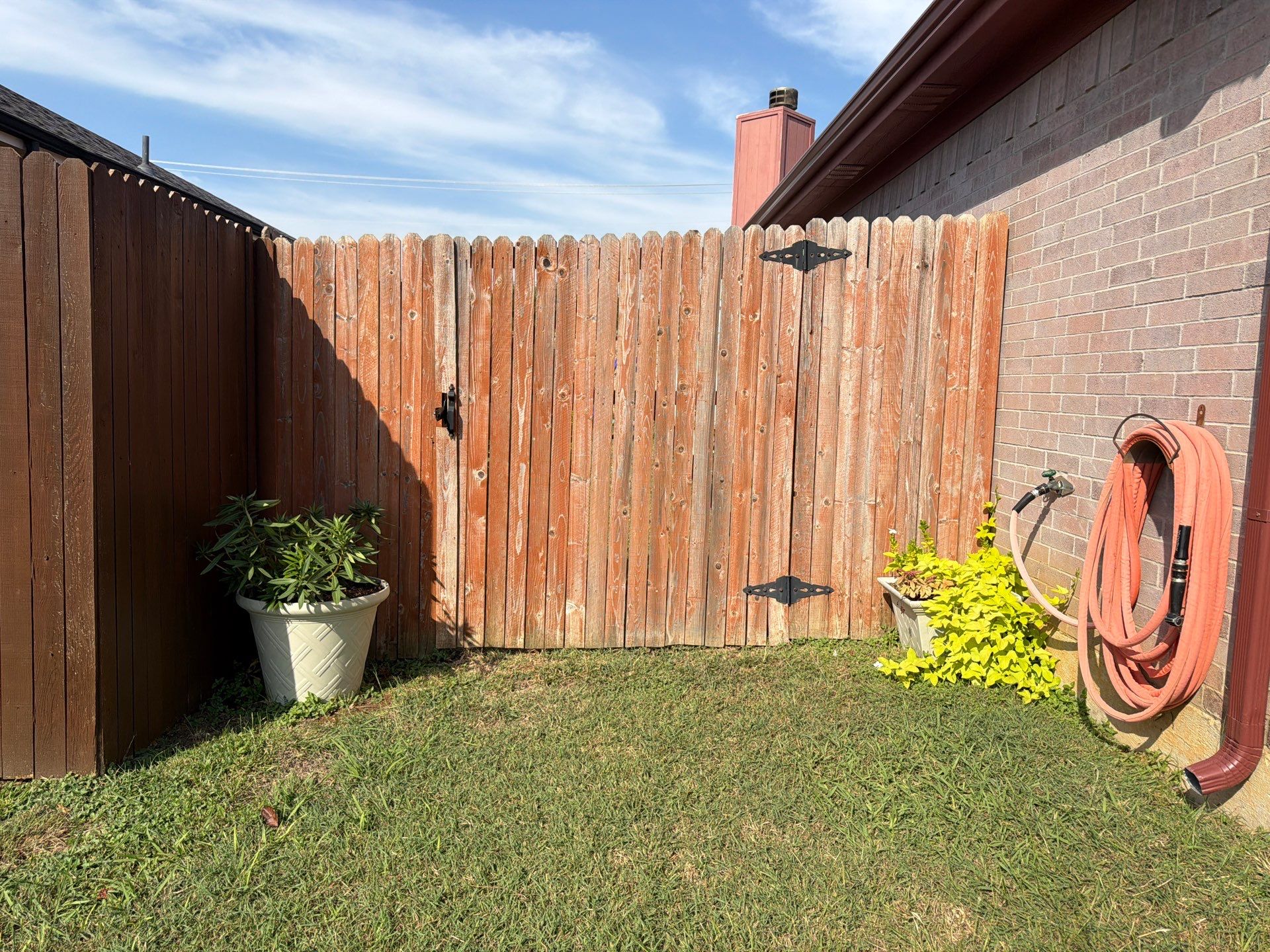{"id":"52207932","html_content":"This is the right side of the house before shot on the fence.","plain_text_content":"This is the right side of the house before shot on the fence."}