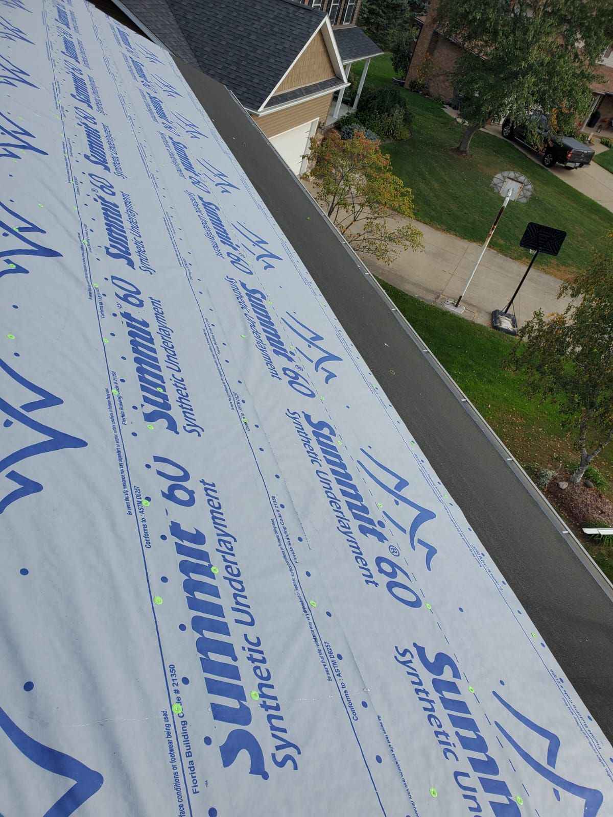 ATLAS PINNACLE COLOR: HEARTHSTONE, DRIP EDGE: BLACK by Eagle Eye Roofing