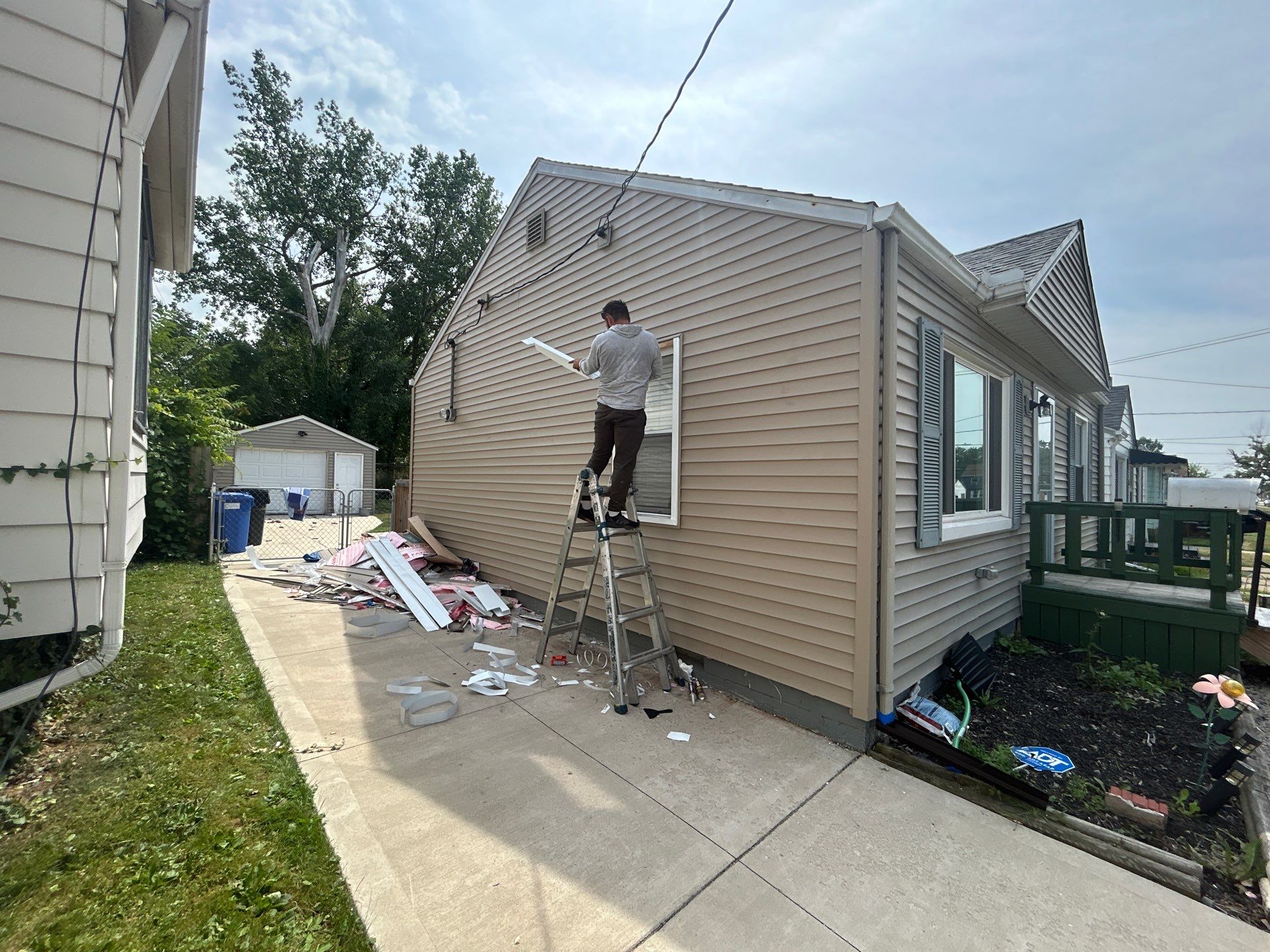 Vinyl Siding Repair by Homestyle in Cleveland by Homestyle Home Improvements (HHI)