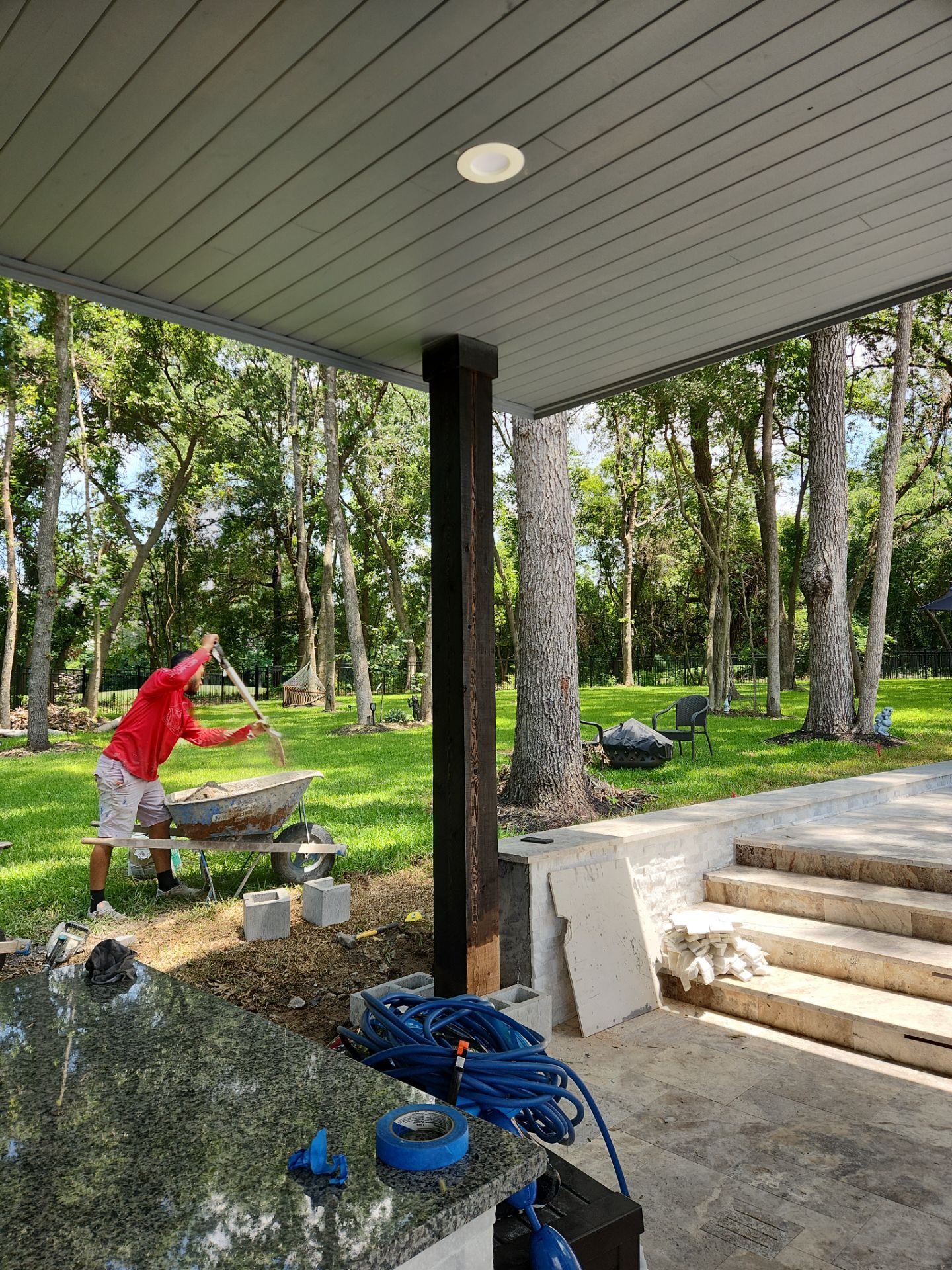 Modern Patio Cover and Kitchen in Montgomery by SophAlx LLC