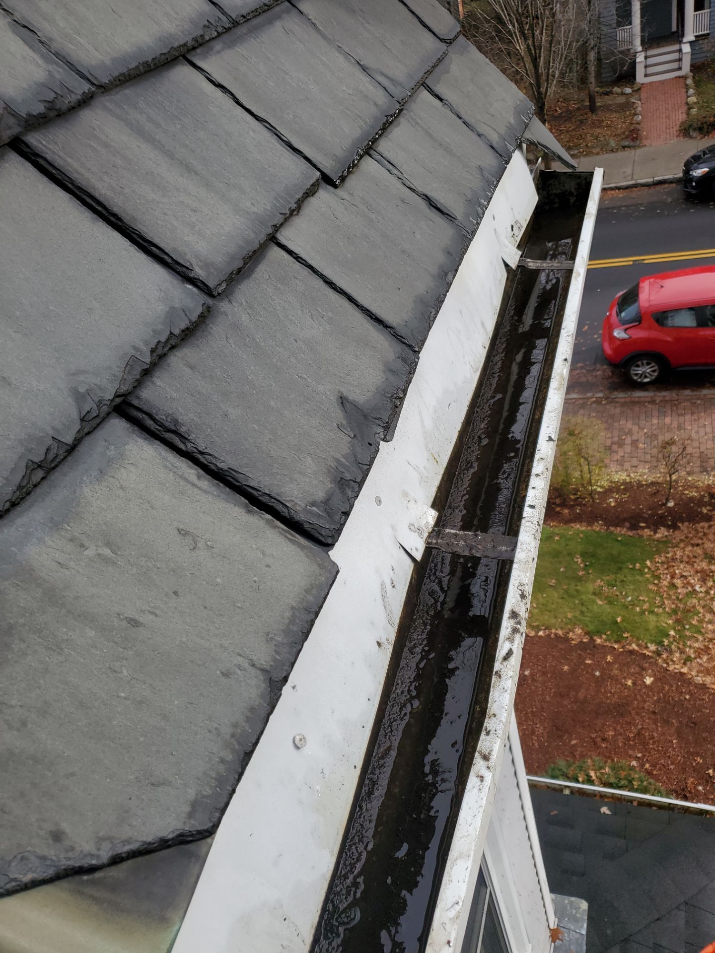 Commercial gutter cleaning Massachusetts after photo with clean gutters