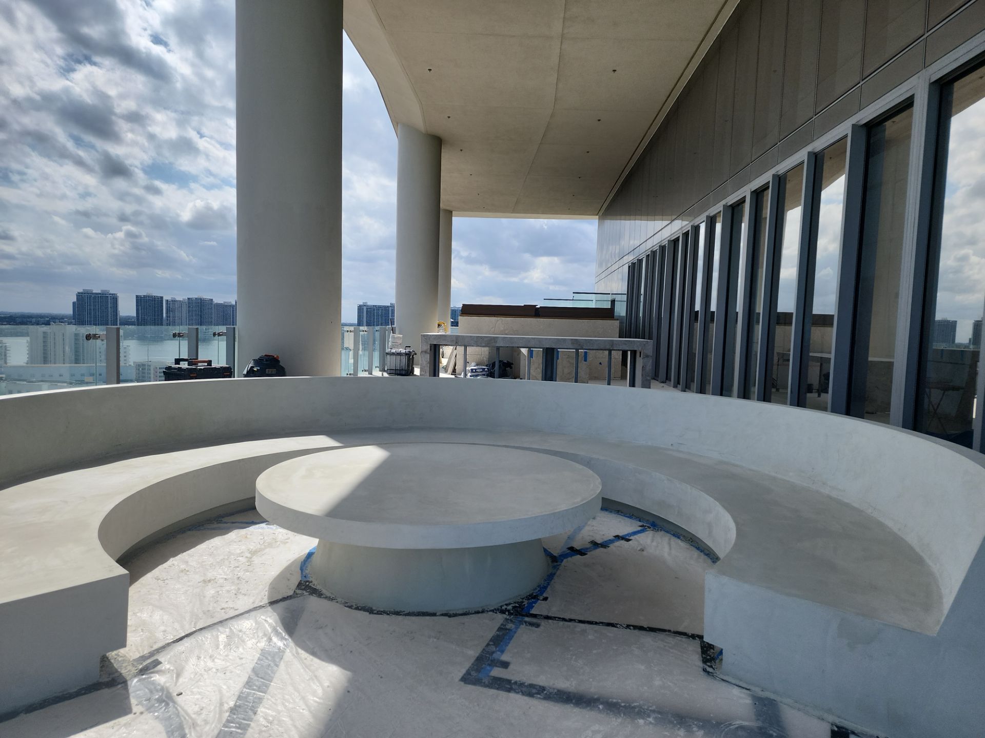 Microtopping over Furniture by Seamless Surfaces