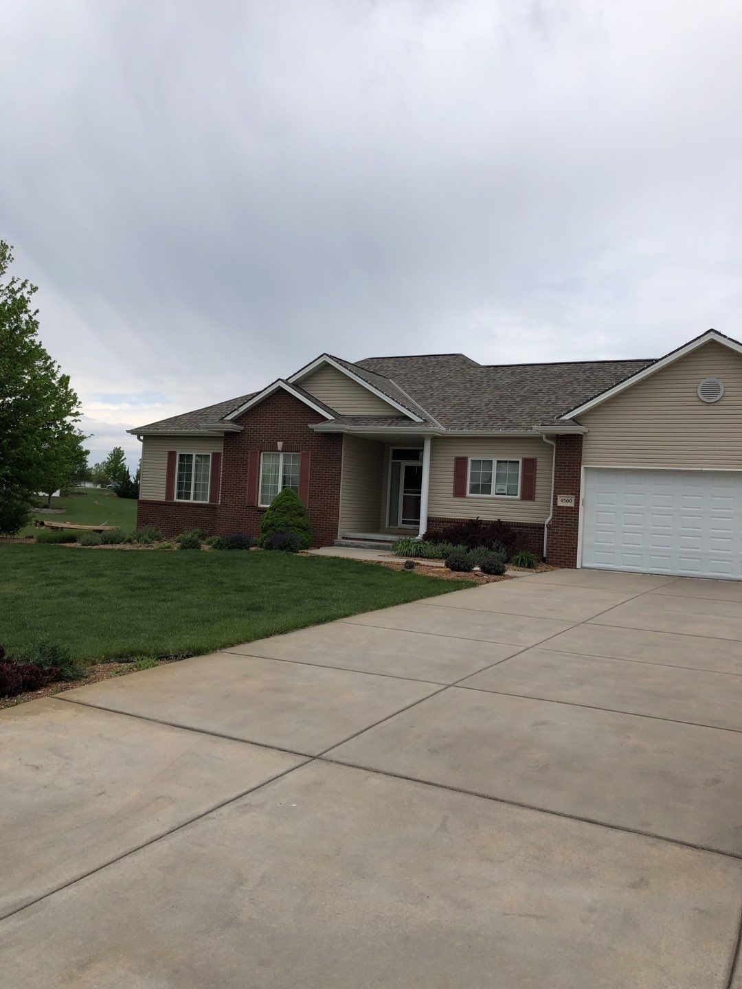 Residential Re-Roof using Landmark Shingles by White Castle Roofing