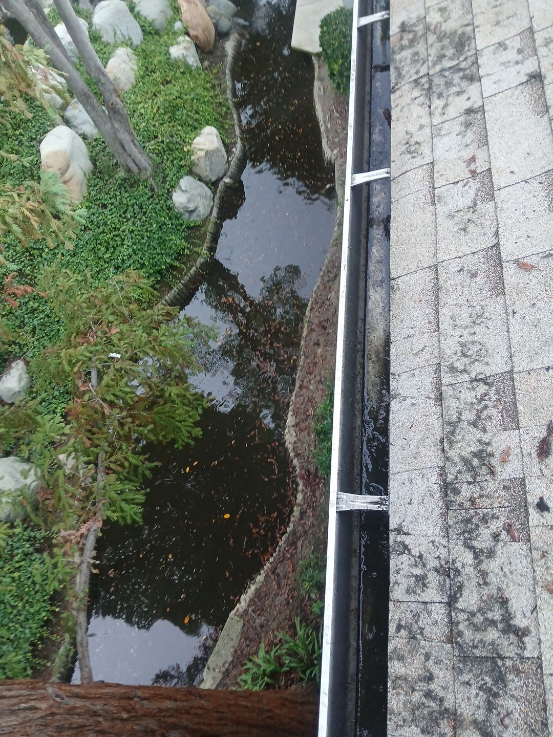 Commercial gutter cleaning Georgia after photo with clean gutters