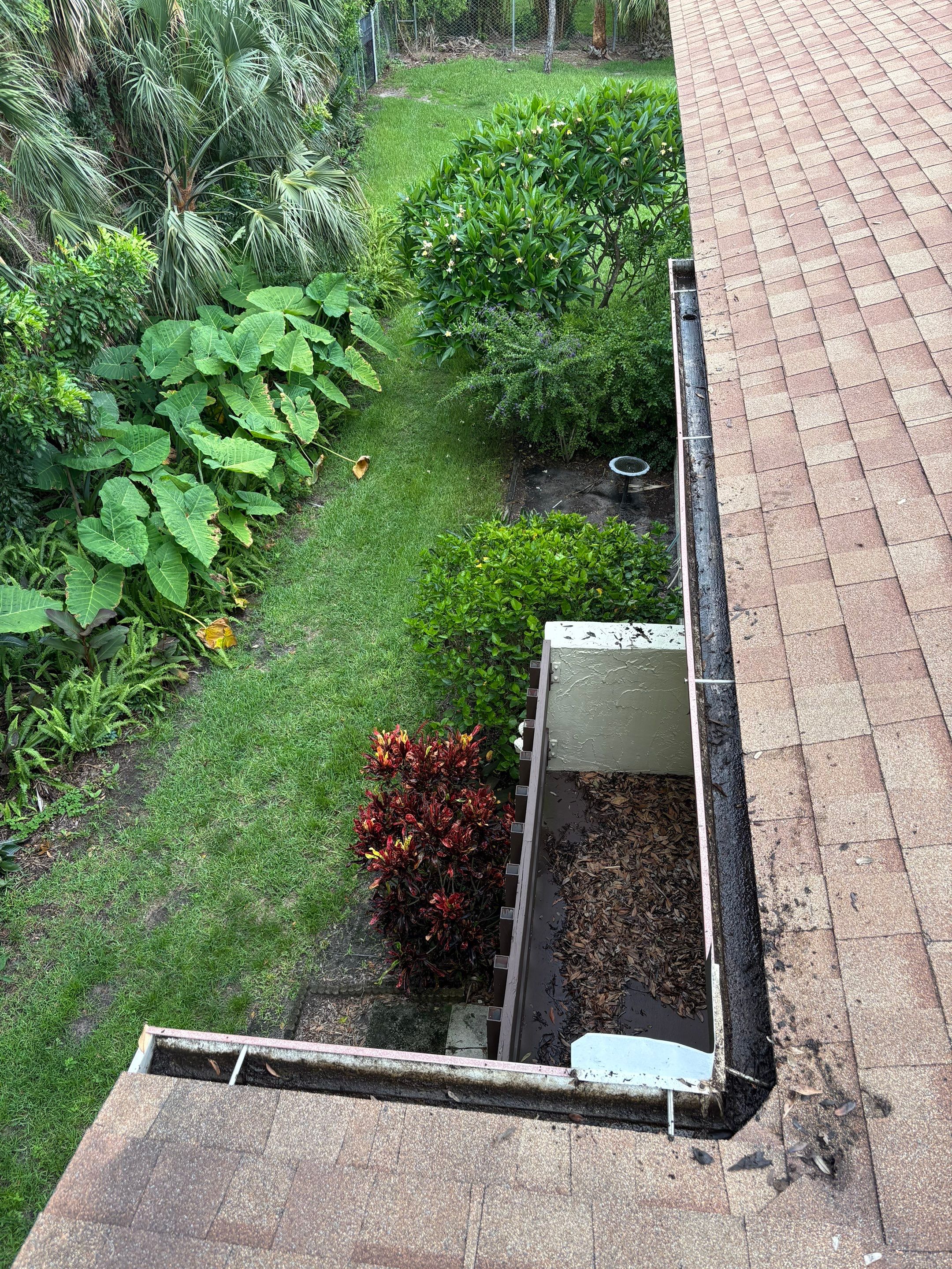 Commercial gutter cleaning Clearwater & Largo after photo with clean gutters