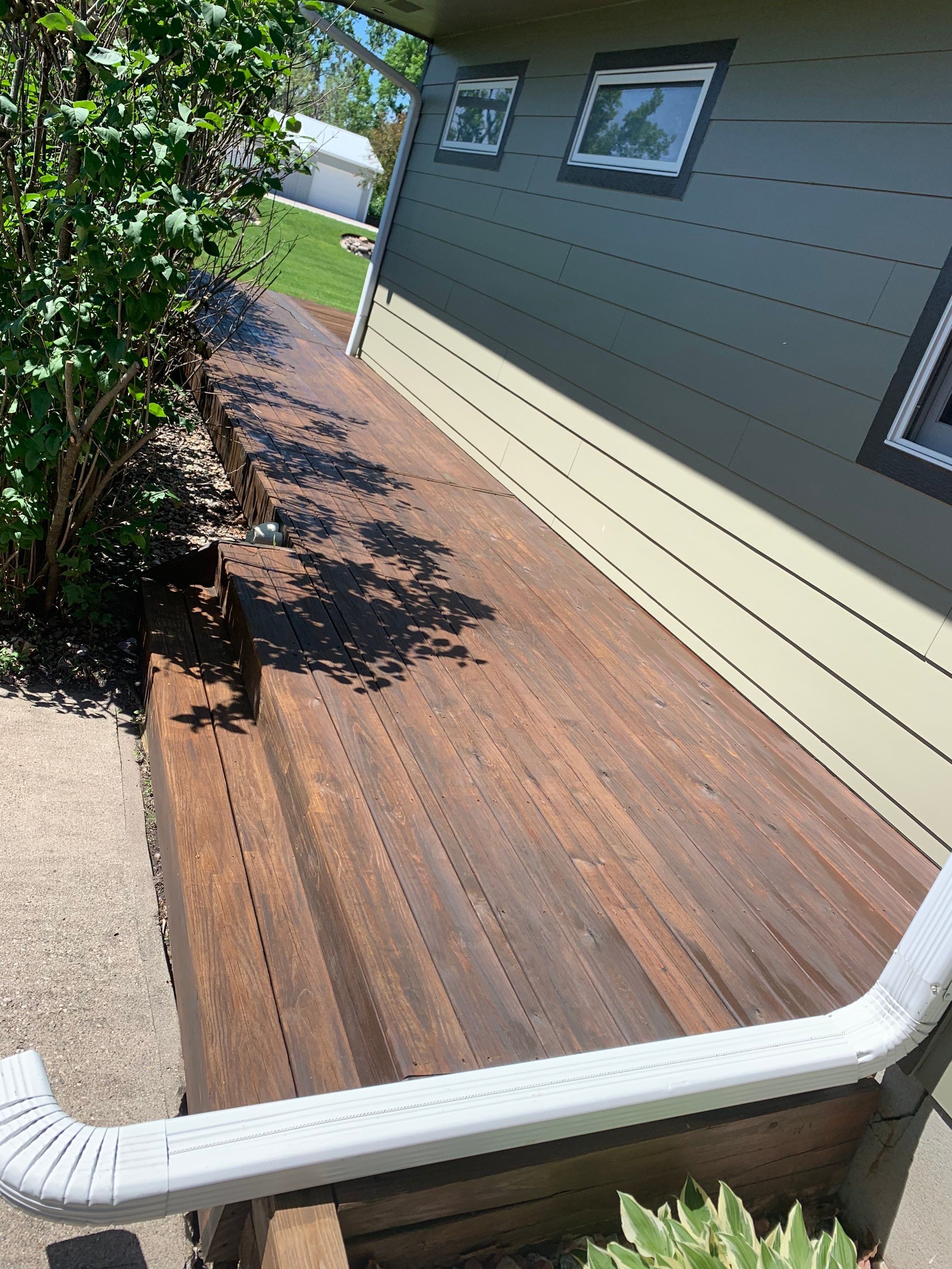 Deck Restain by Cutting edge painting 