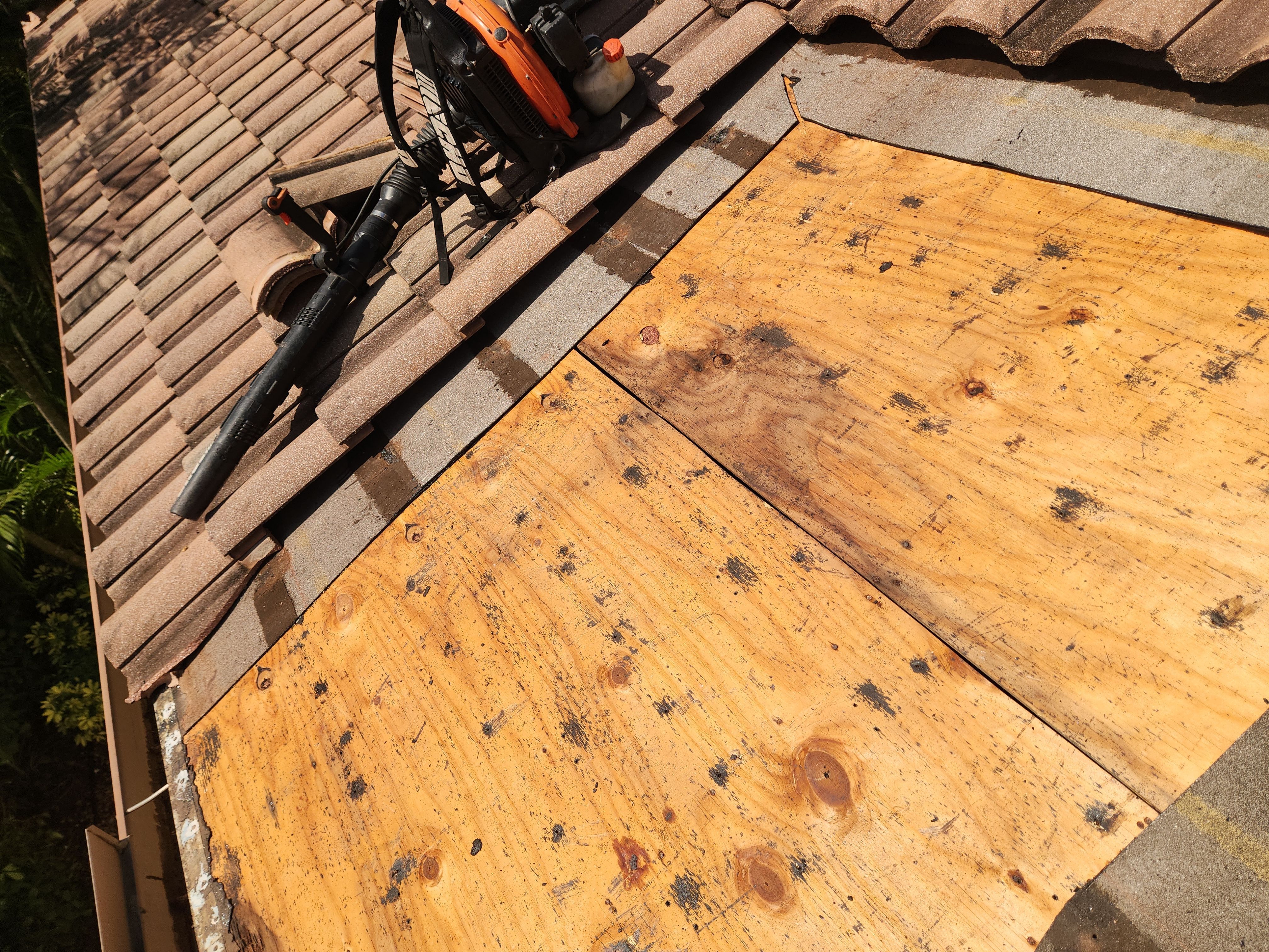 Expert Tile Roof Repair in Palm Beach Gardens – Durable & Weatherproof Solution by Aastro Roofing