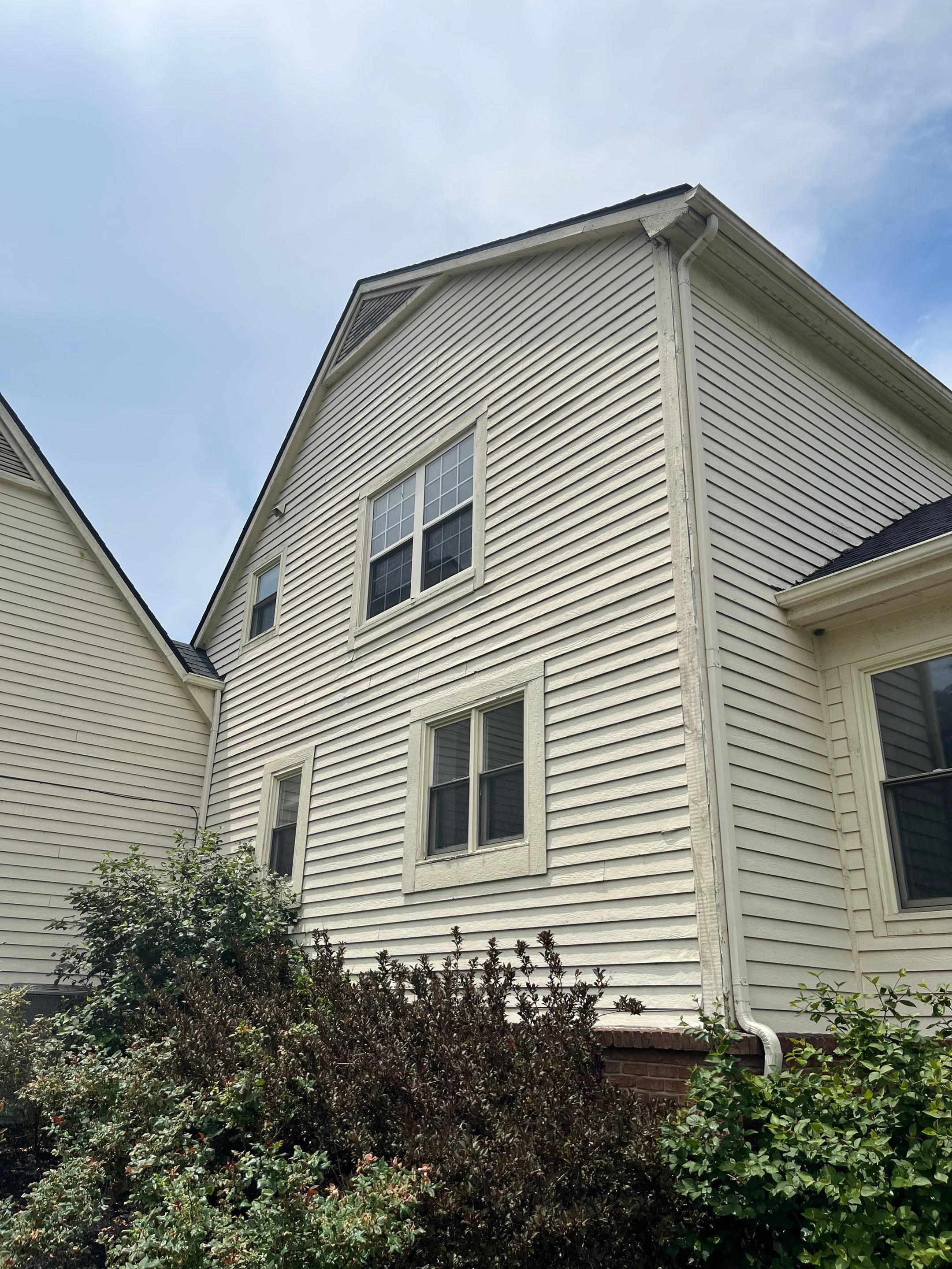 Siding Replacement using Alside S7 Cedar Mill Grain Pebble by 180 Contractors