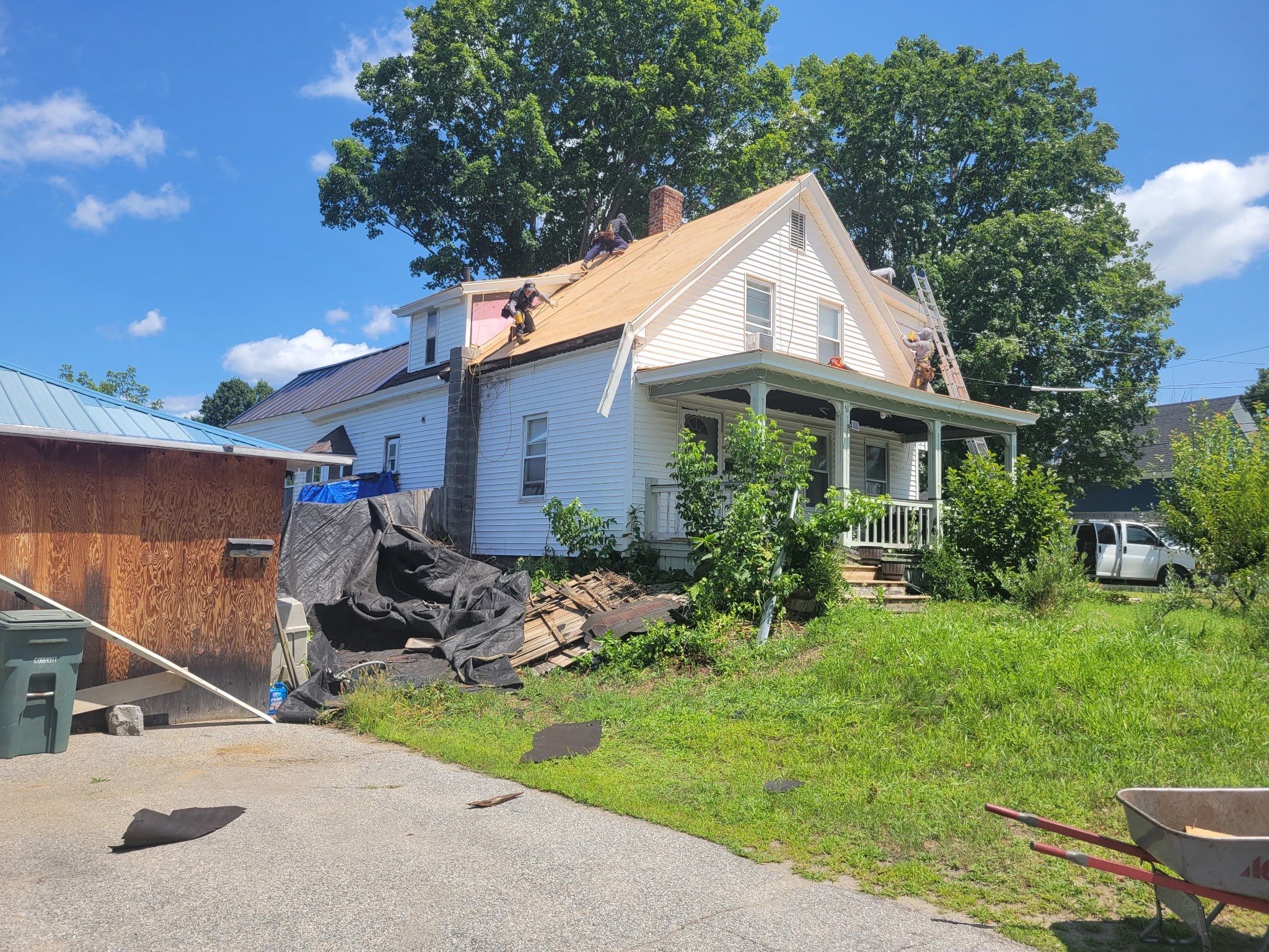 π‘ Another happy homeowner in Claremont, NH! πͺ by Tall pine roofing