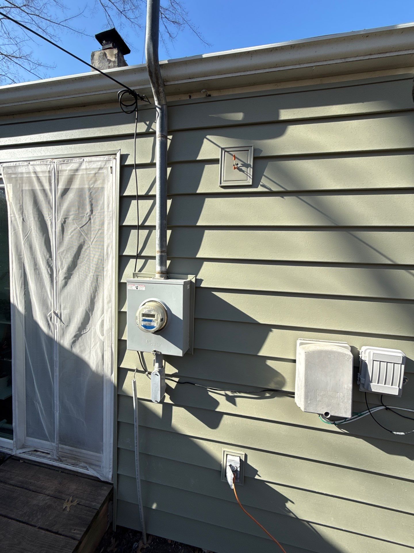 A whole new look for this Gladstone Home by EEC Windows, Siding & Roofing