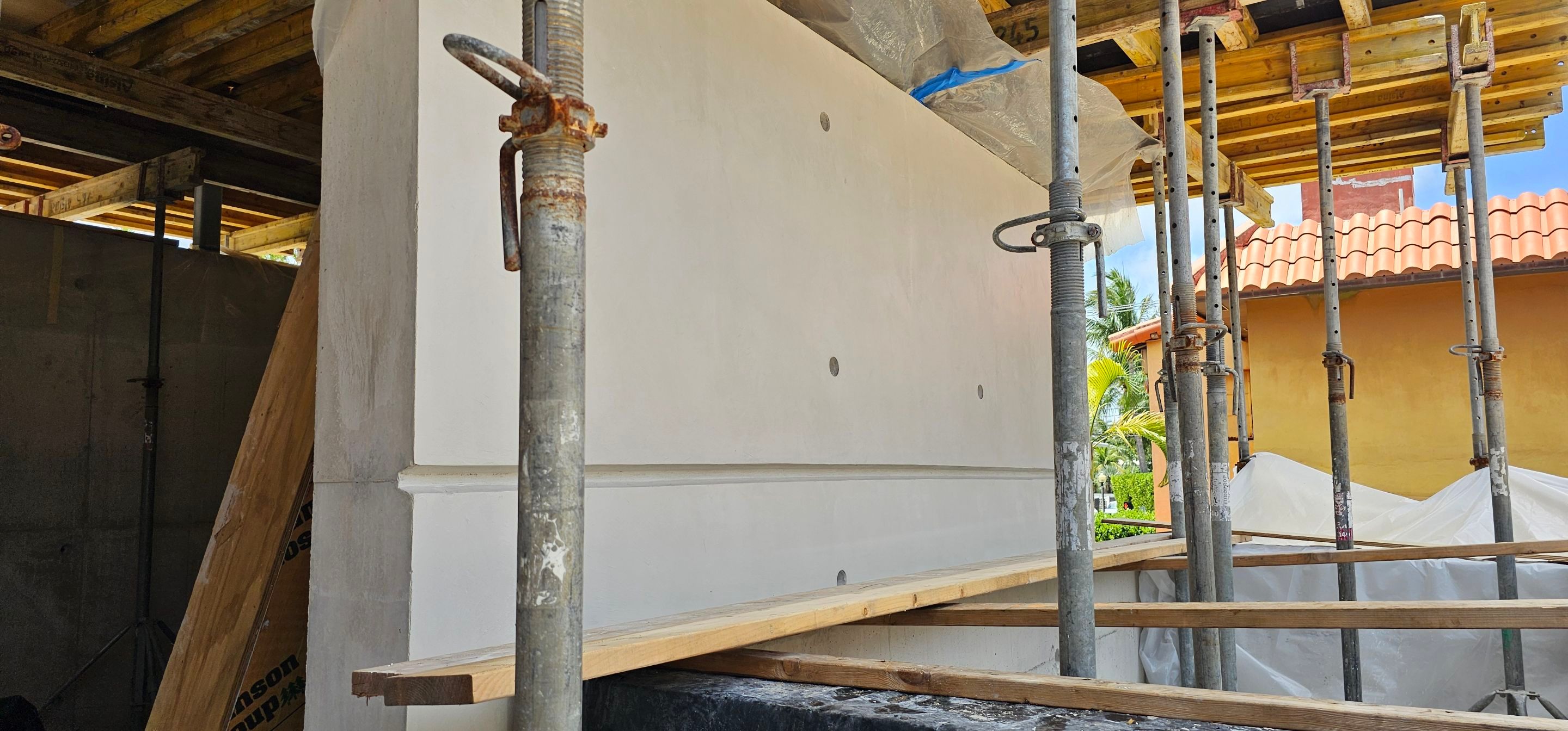 Microtopping over Exterior Walls by Seamless Surfaces