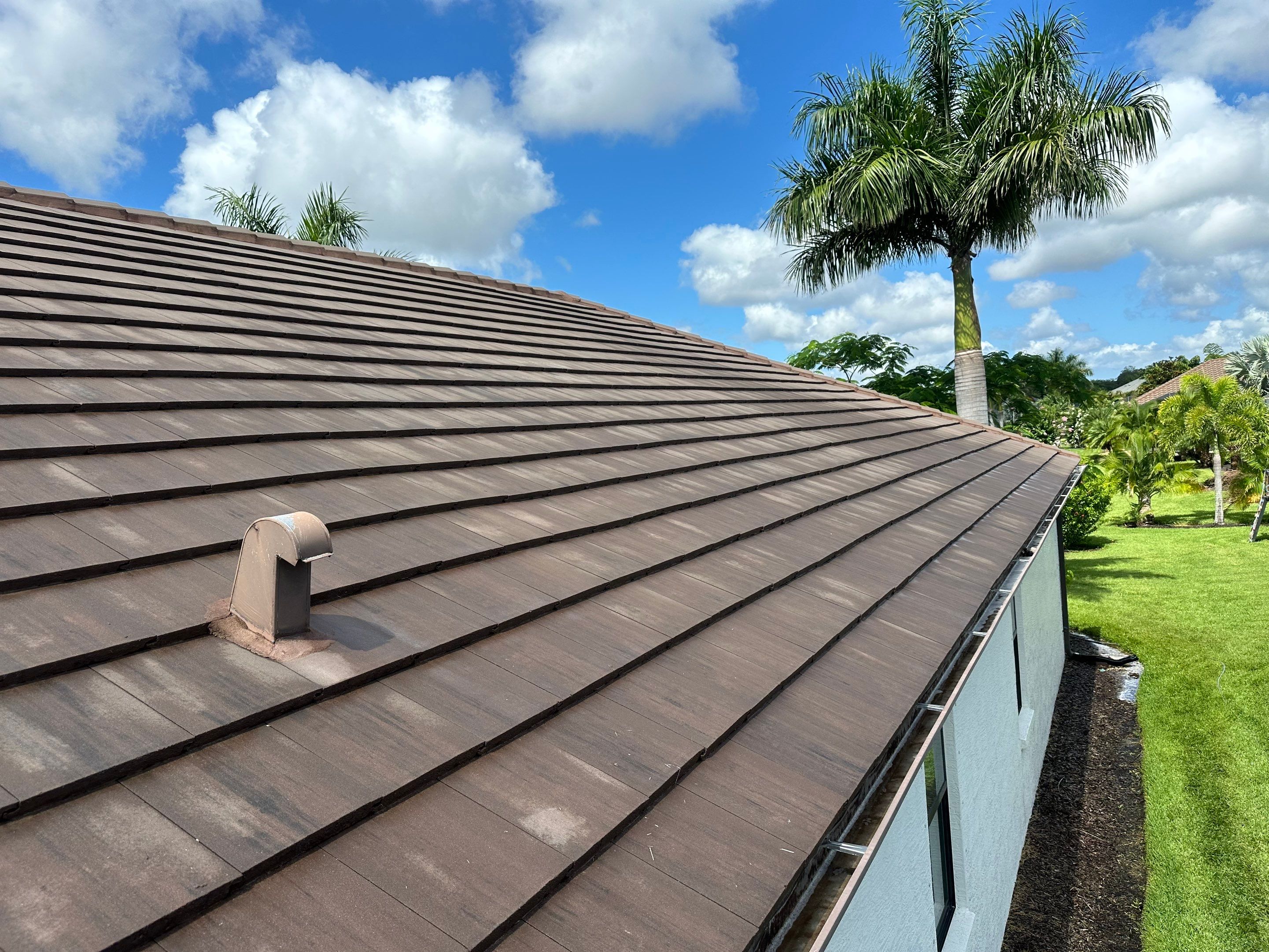Flat Tile Roof Cleaning, House Wash & Sidewalk Cleaning in Enclave at Country Meadows, Bradenton, FL | Sunshine AquaWash by Sunshine AquaWash