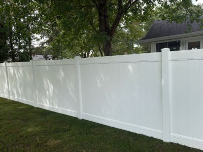 Residential White Vinyl Privacy and Black Chain Link Fencing in Jesup