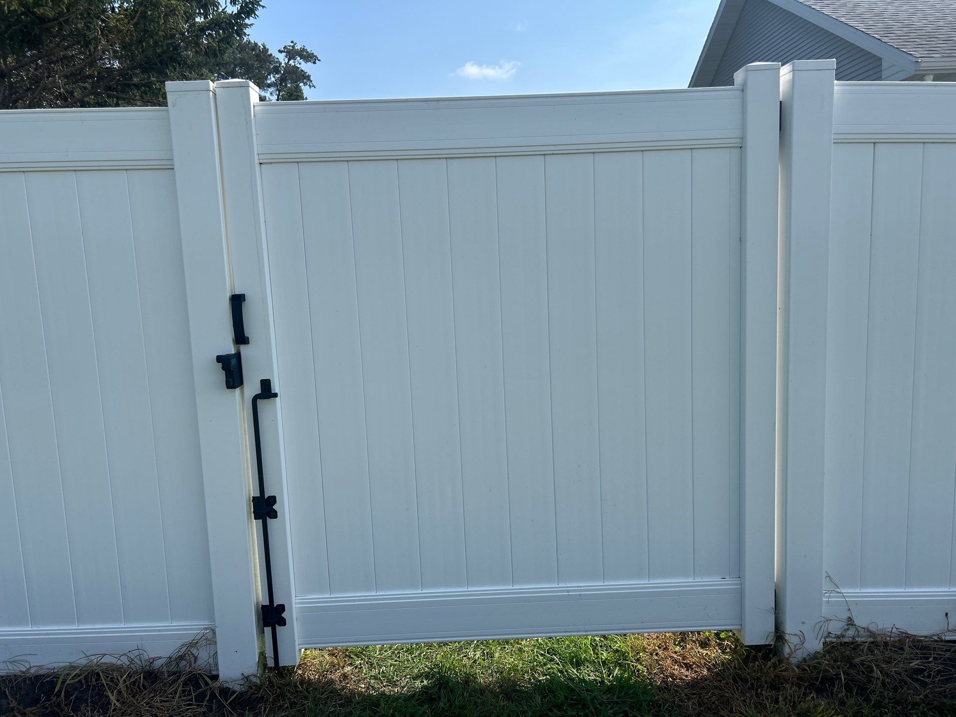 White Vinyl Privacy Fence Installation in Waterloo Iowa by Perfect Picket Fence and Stain