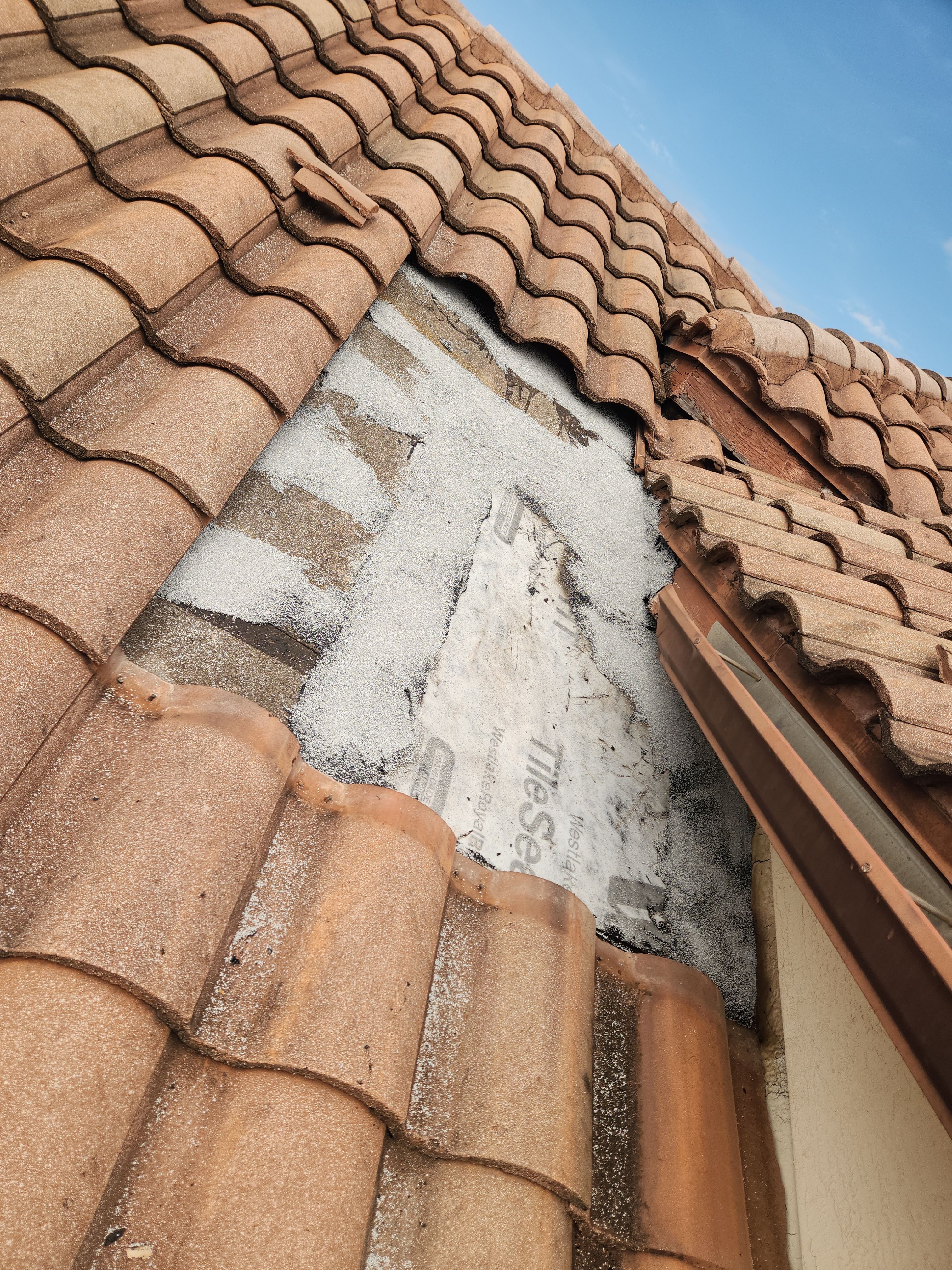 Expert Tile Roof Repair in Palm Beach Gardens – Durable & Weatherproof Solution by Aastro Roofing
