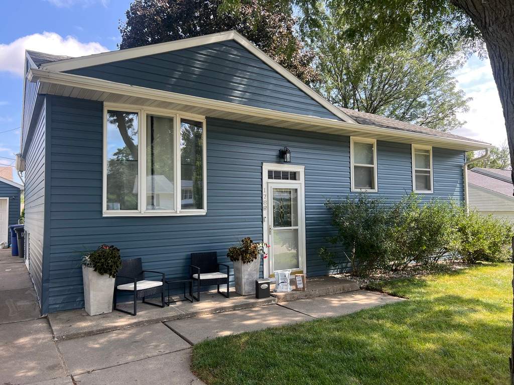 Fading & Oxidized siding turned new again! by Grandview Painting