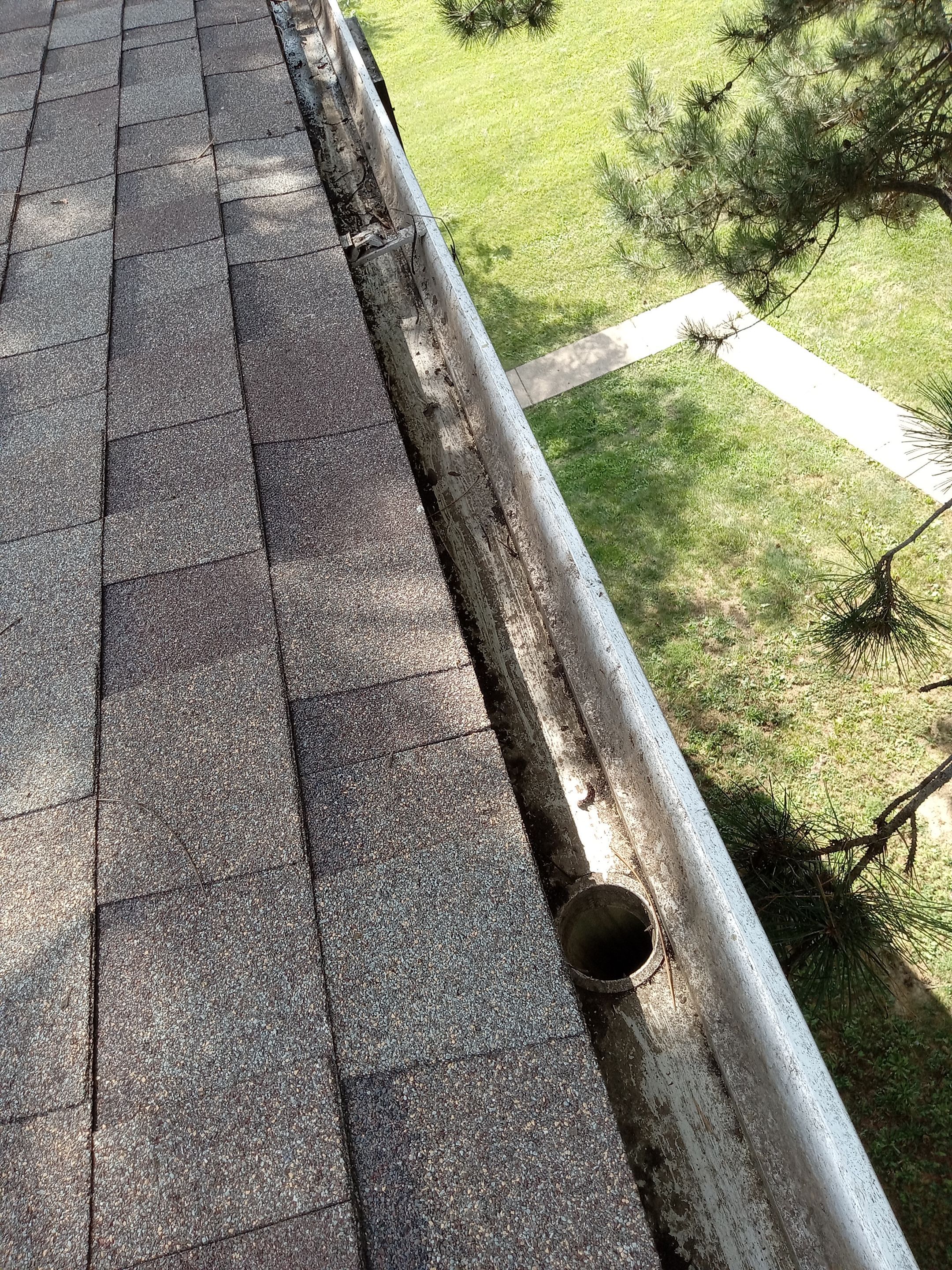 Commercial gutter cleaning Toledo, OH after photo with clean gutters