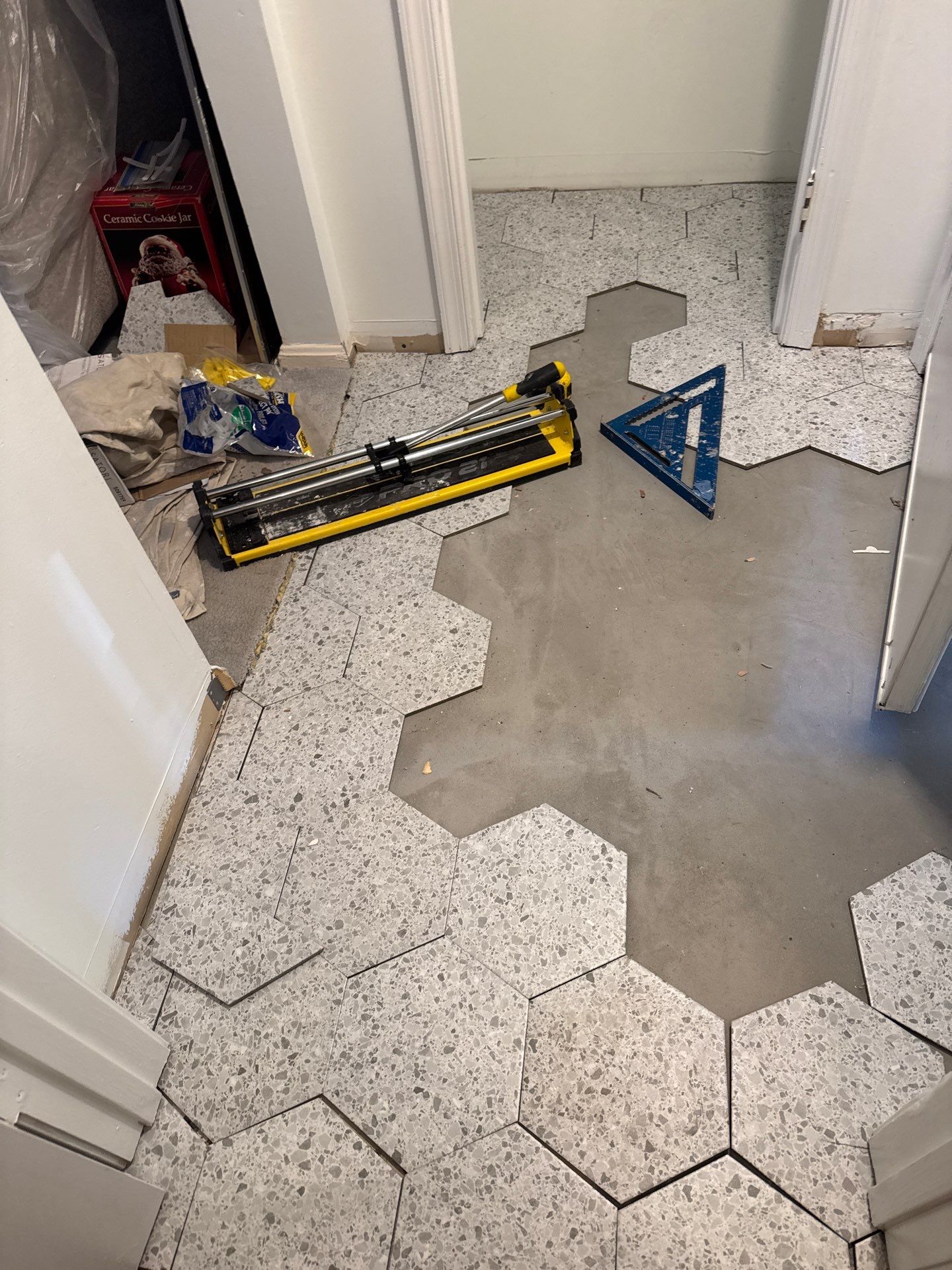 LAUNDRY AND HALLWAY REMODELING using Sherwin Williams  by La Bendicion Contruction Llc