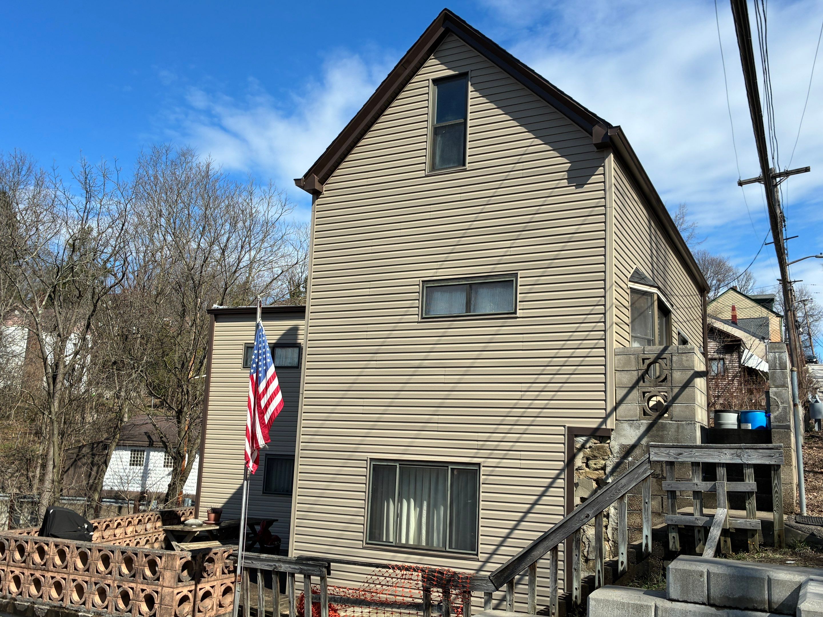 Beautiful Ovation by Mastic Vinyl Siding on the Northside by Ideal Siding Pittsburgh