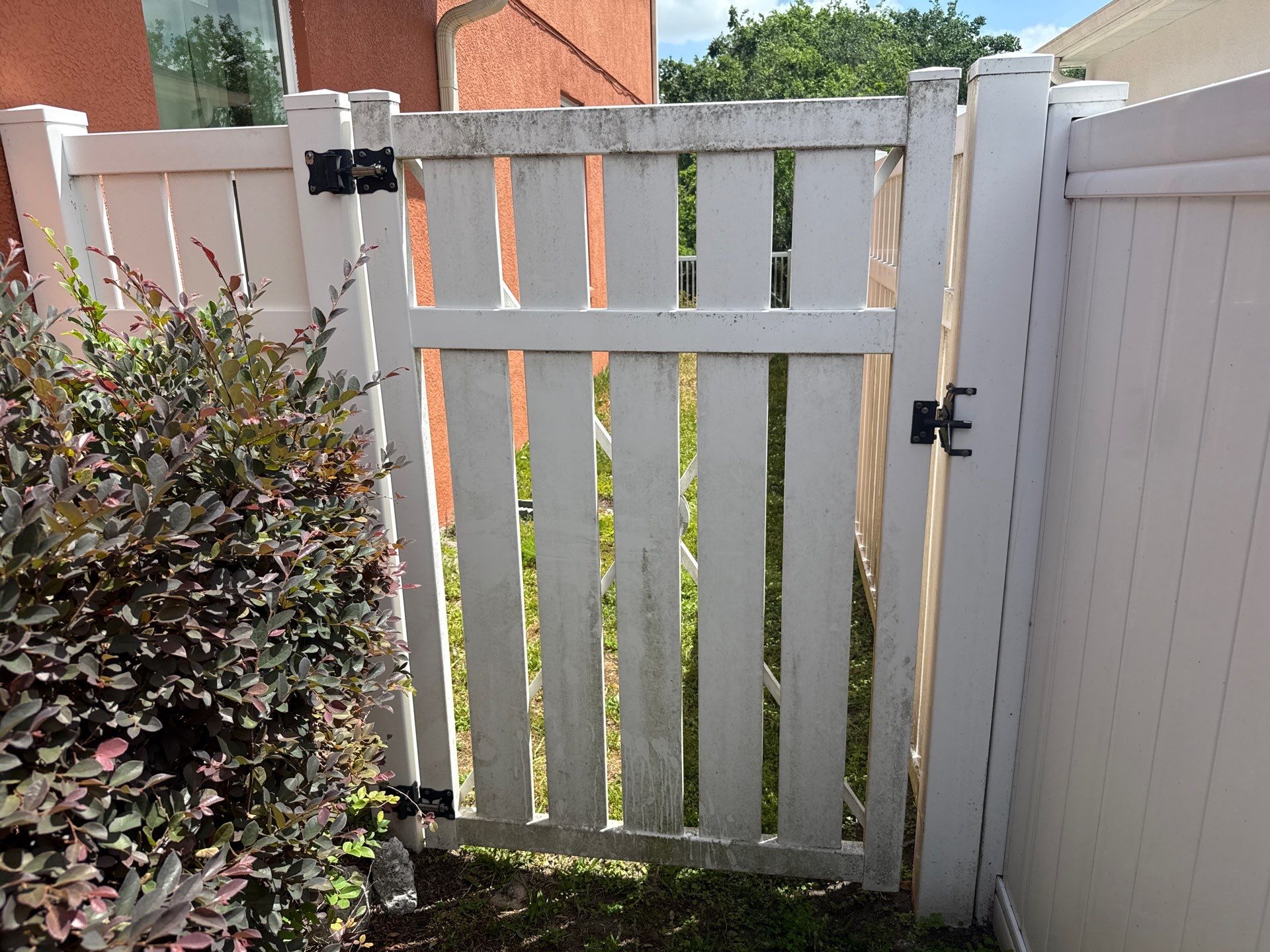 Vinyl Fence & Paver Patio Cleaning β Creekside Oaks, Parrish, FL by Sunshine AquaWash