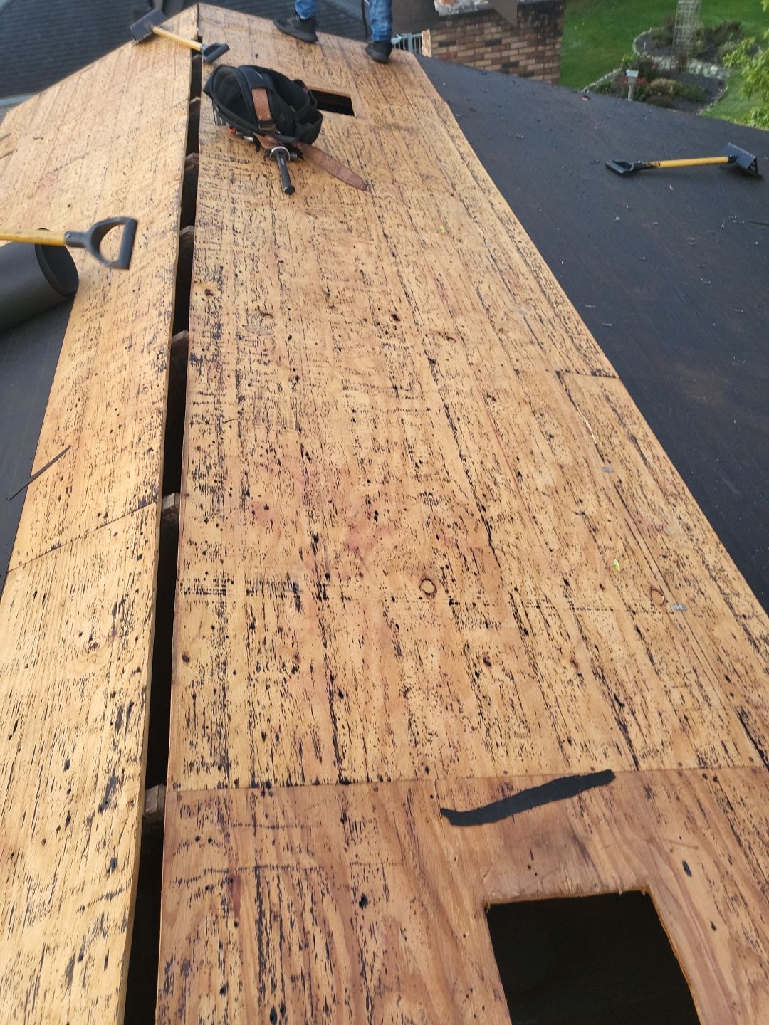 ATLAS PINNACLE COLOR: HEARTHSTONE, DRIP EDGE: BLACK by Eagle Eye Roofing